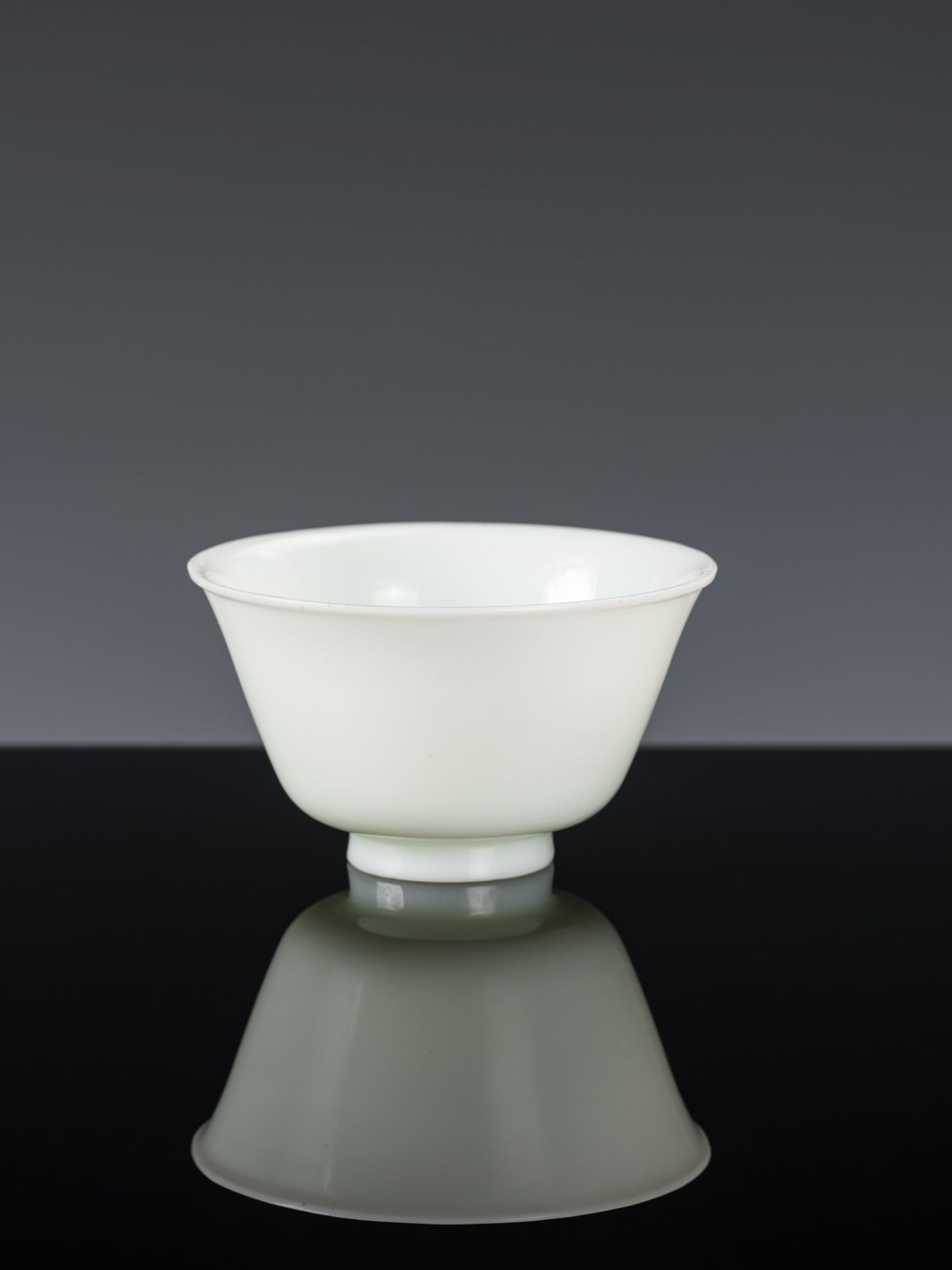 AN 'IMITATION JADE' WHITE GLASS BOWL, MID-QING DYNASTY - Image 2 of 9