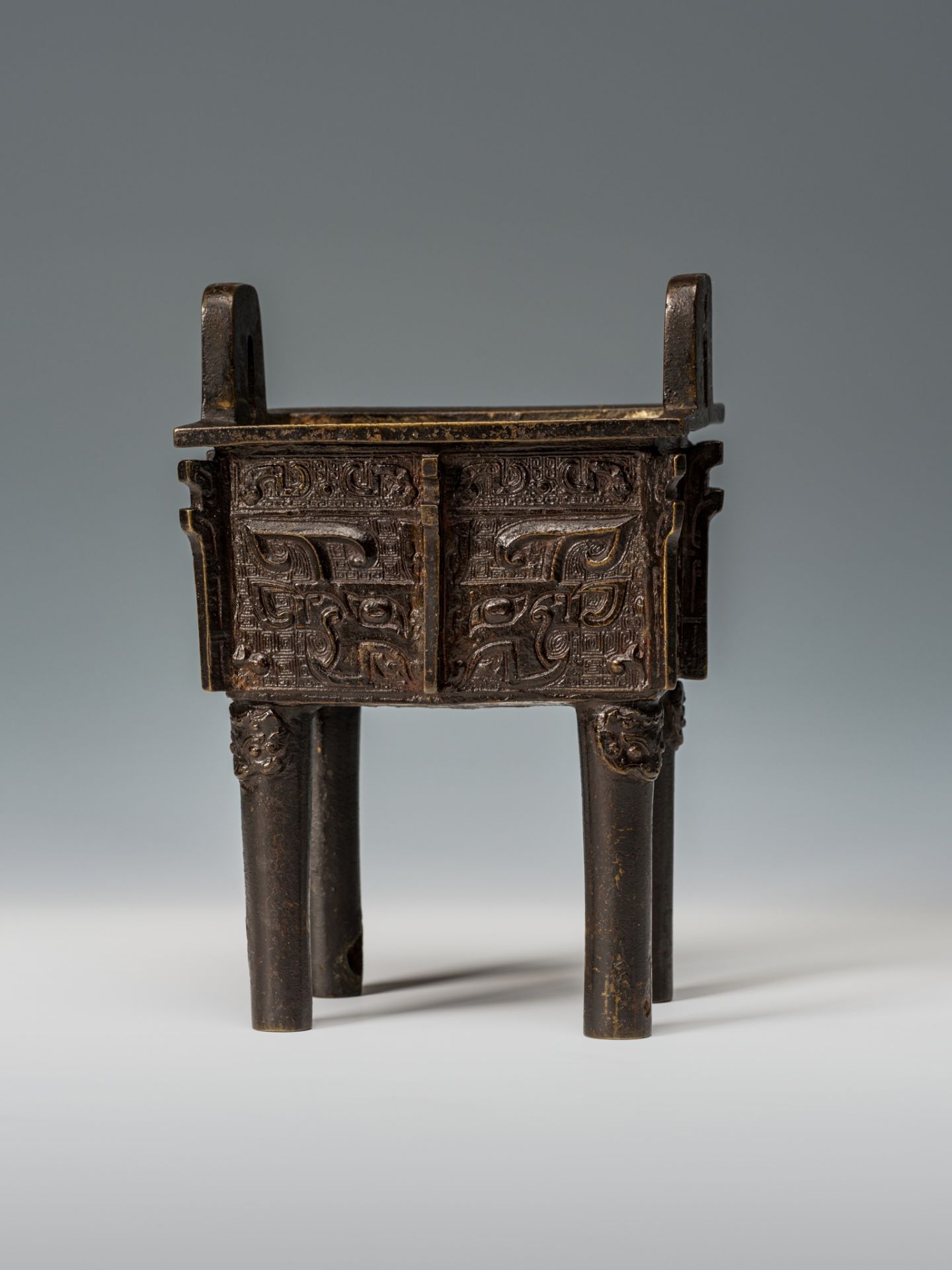 AN ARCHAISTIC BRONZE VESSEL, FANGDING, CHINA, 17TH CENTURY - Image 9 of 13