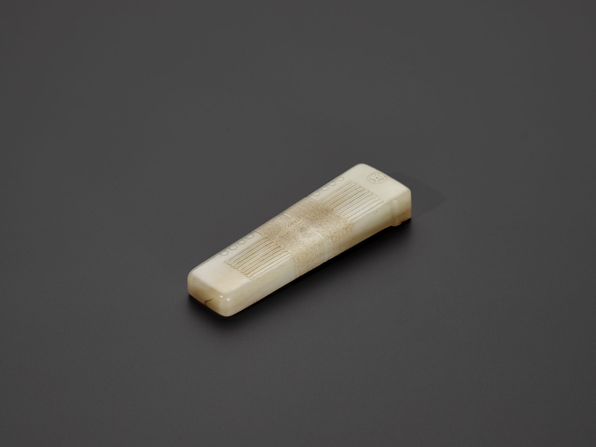 A 'SASH-TIED QIN' JADE PENDANT, QING DYNASTY - Image 9 of 9