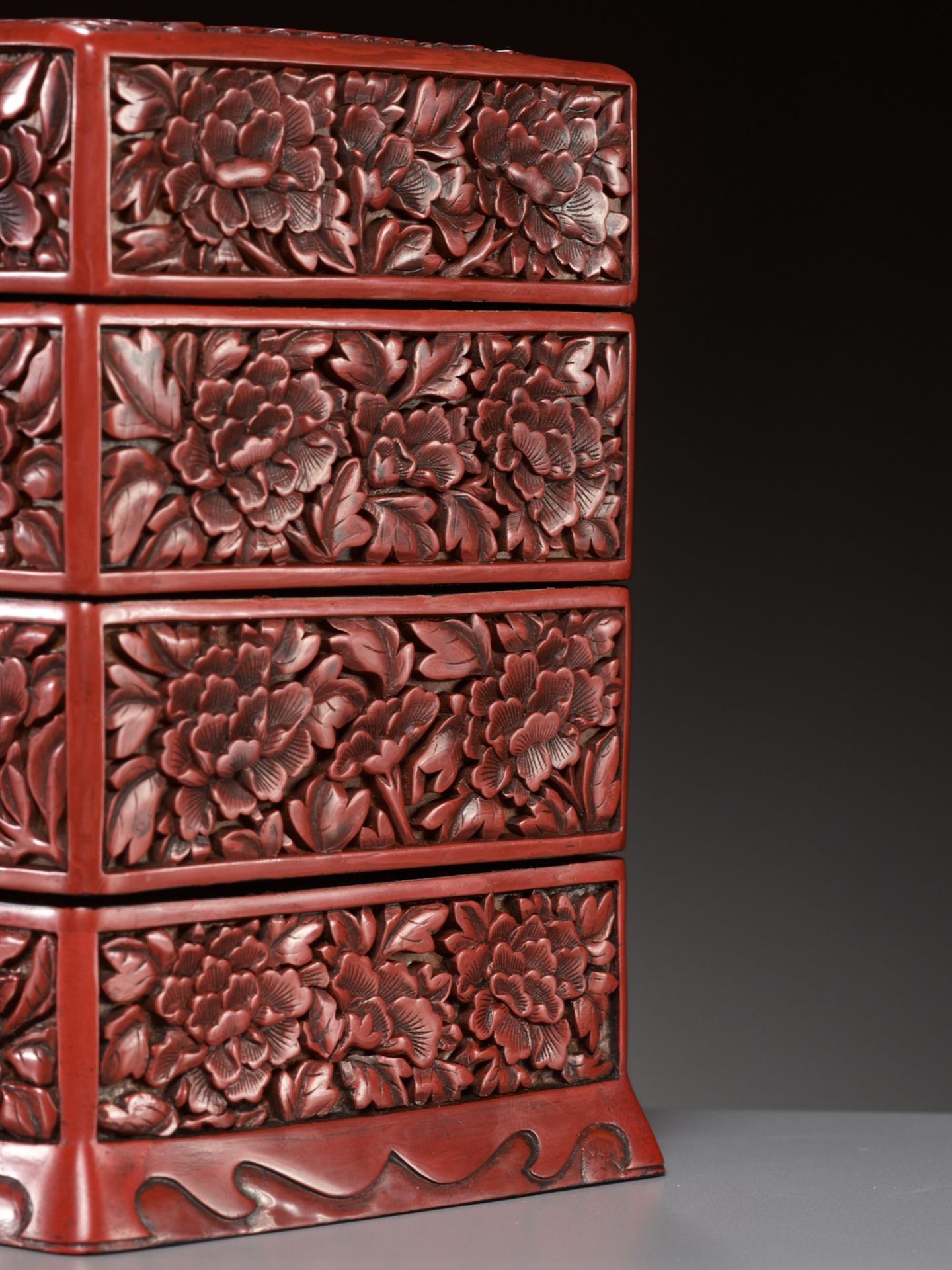 A CINNABAR LACQUER THREE-TIERED BOX AND COVER, LATE YUAN TO MID-MING DYNASTY - Image 8 of 17