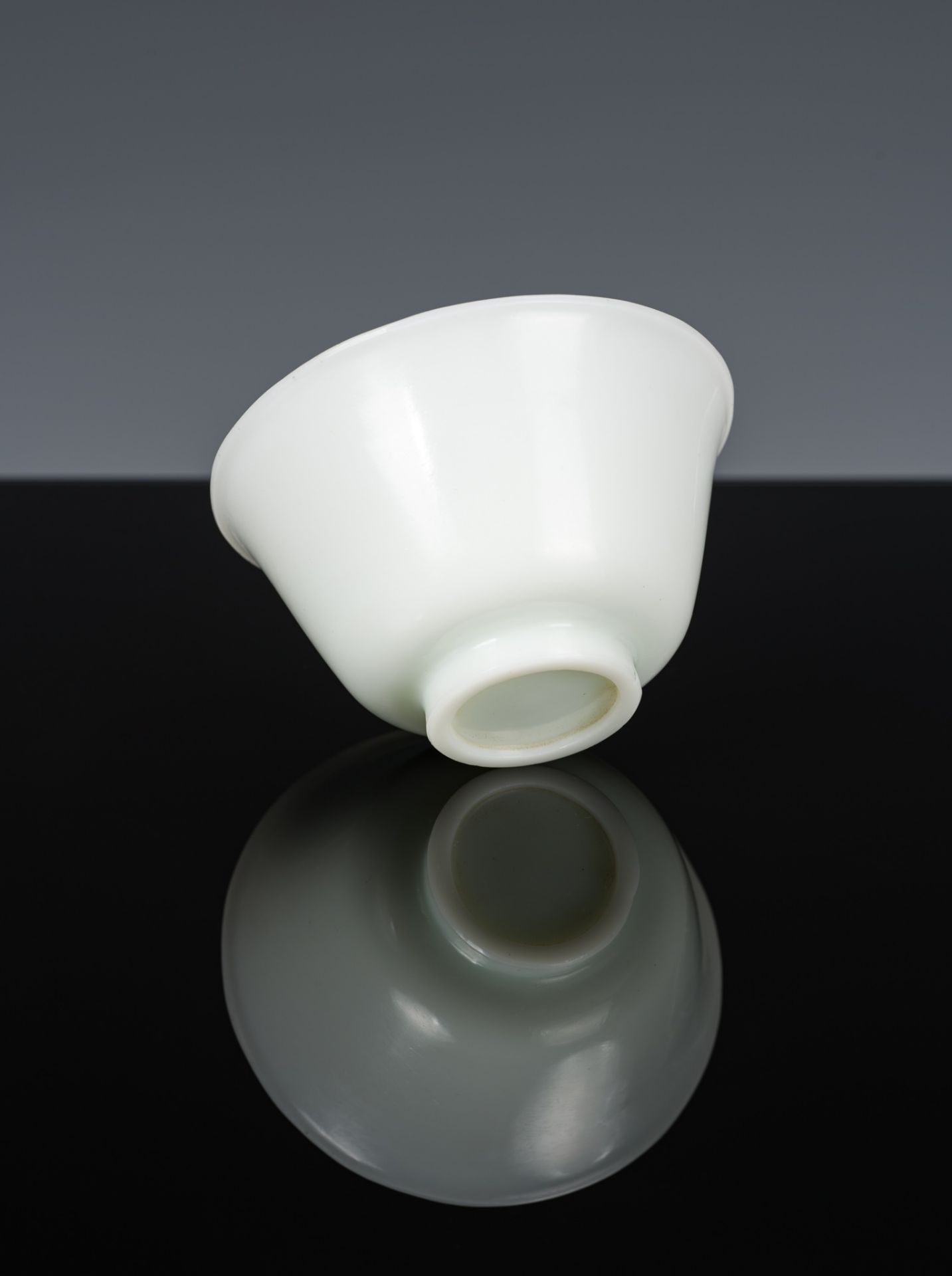AN 'IMITATION JADE' WHITE GLASS BOWL, MID-QING DYNASTY - Image 3 of 9