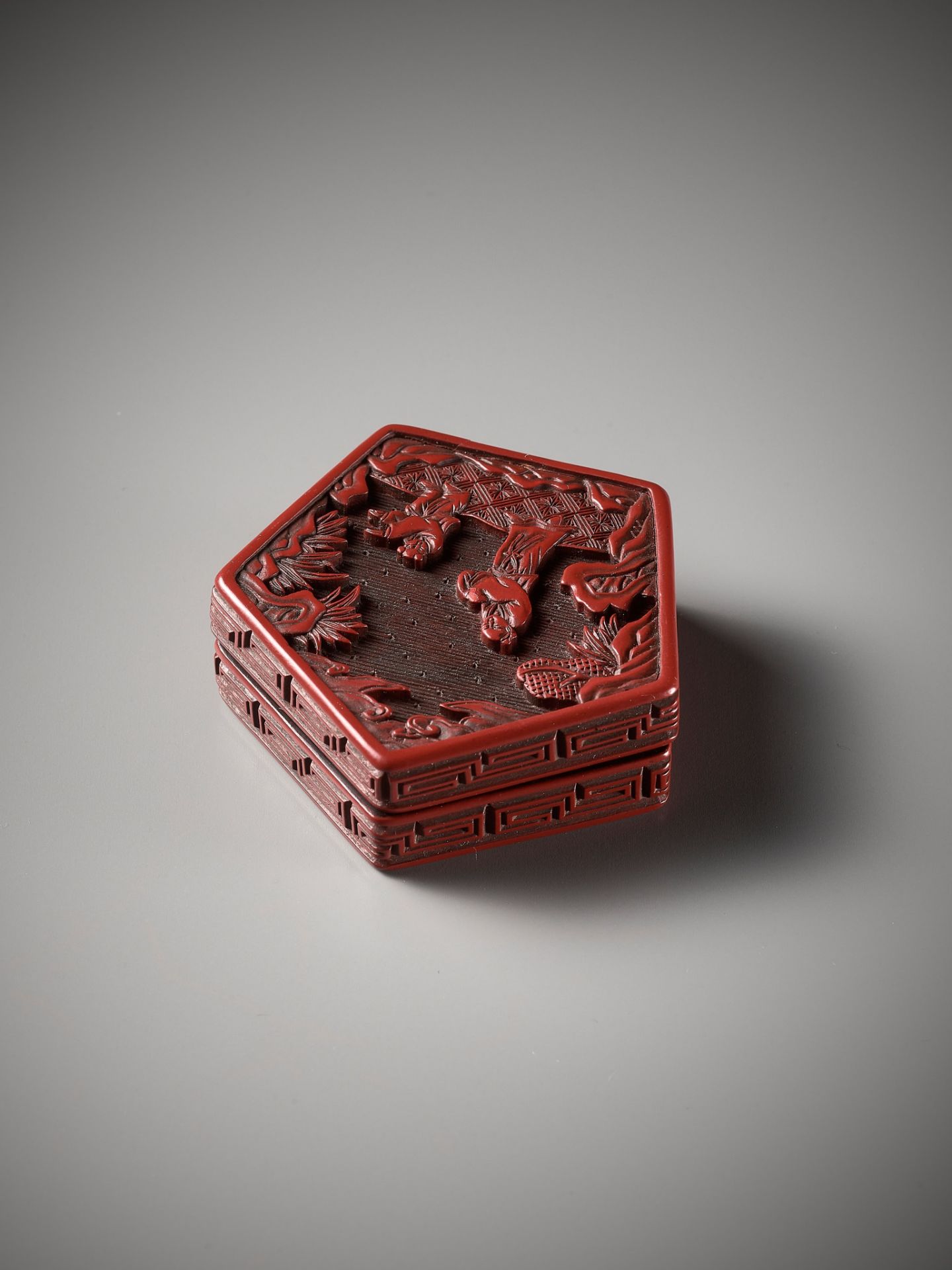 A SMALL CINNABAR LACQUER BOX AND COVER, YUAN TO MID-MING DYNASTY - Bild 9 aus 13