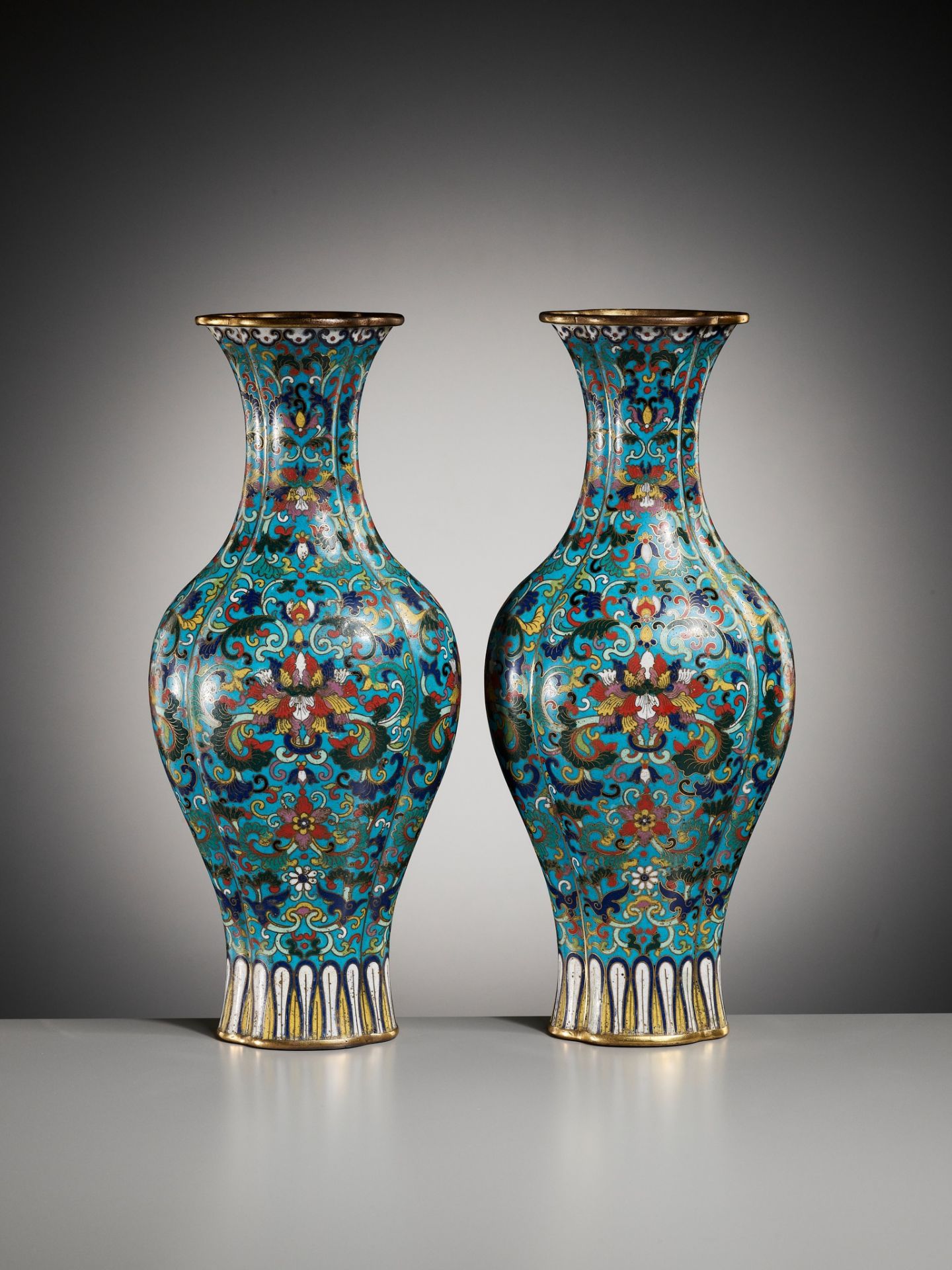 AN IMPERIAL PAIR OF QUADRILOBED CLOISONNÉ ENAMEL ‘LOTUS’ VASES, QIANLONG MARK AND OF THE PERIOD - Image 16 of 17