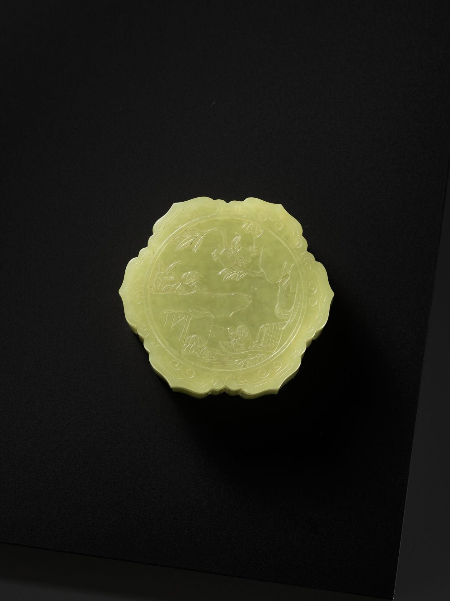 A YELLOW JADE RUYI-LOBED BOX AND COVER, QIANLONG PERIOD - Image 7 of 11