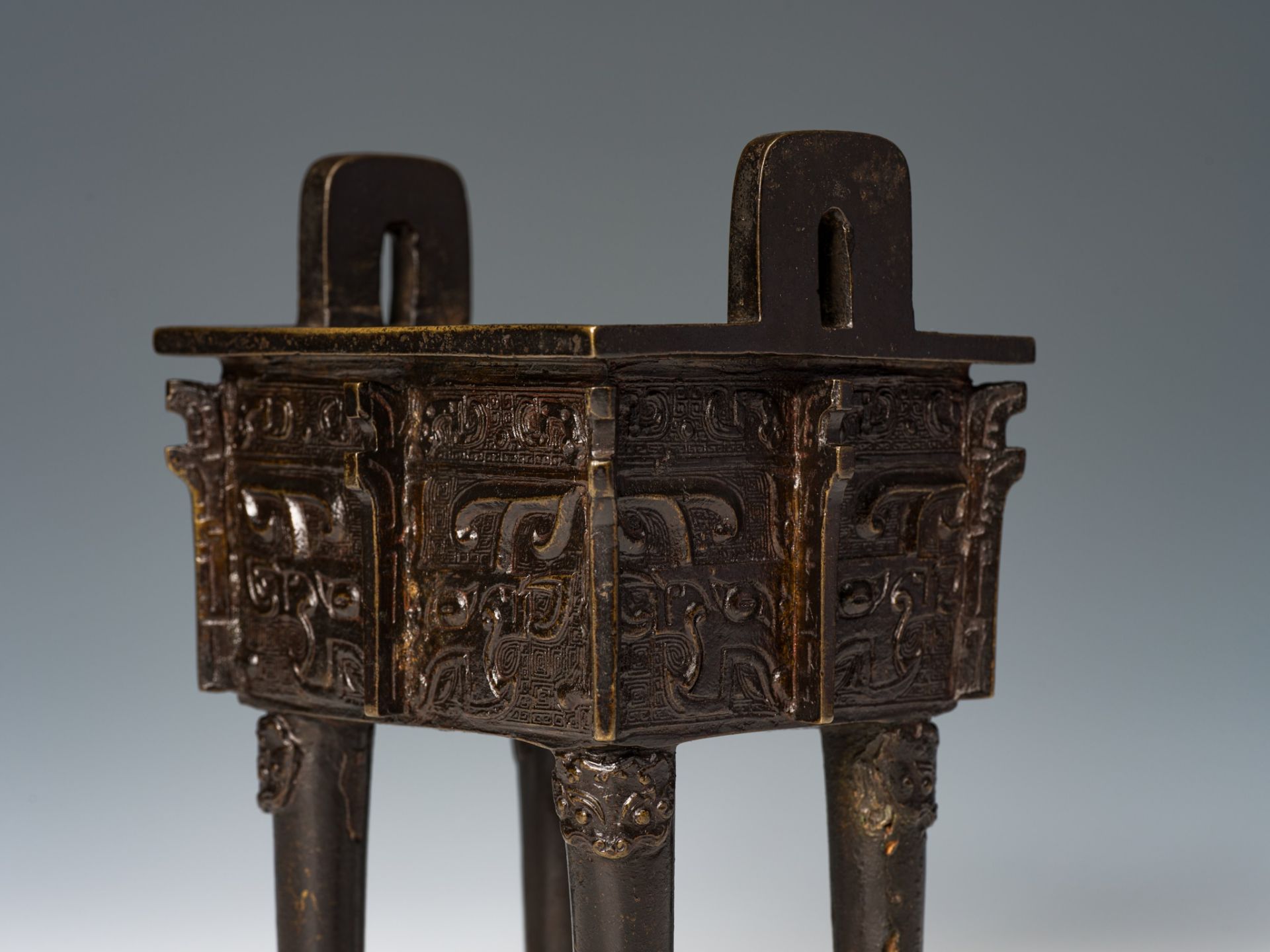 AN ARCHAISTIC BRONZE VESSEL, FANGDING, CHINA, 17TH CENTURY - Image 10 of 13