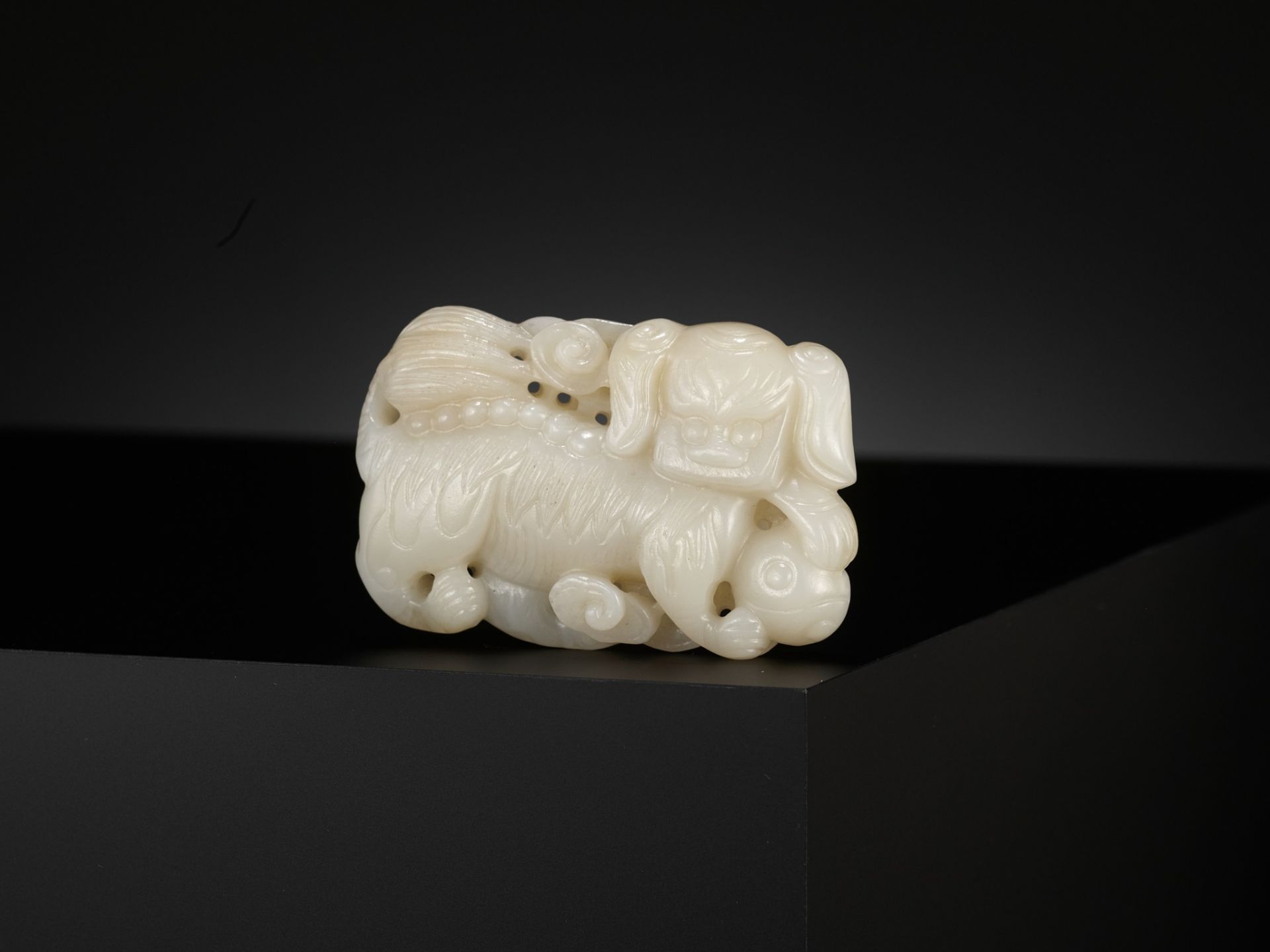 A WHITE JADE 'BUDDHIST LION' BELT BUCKLE, CHINA, 18TH CENTURY - Image 6 of 9