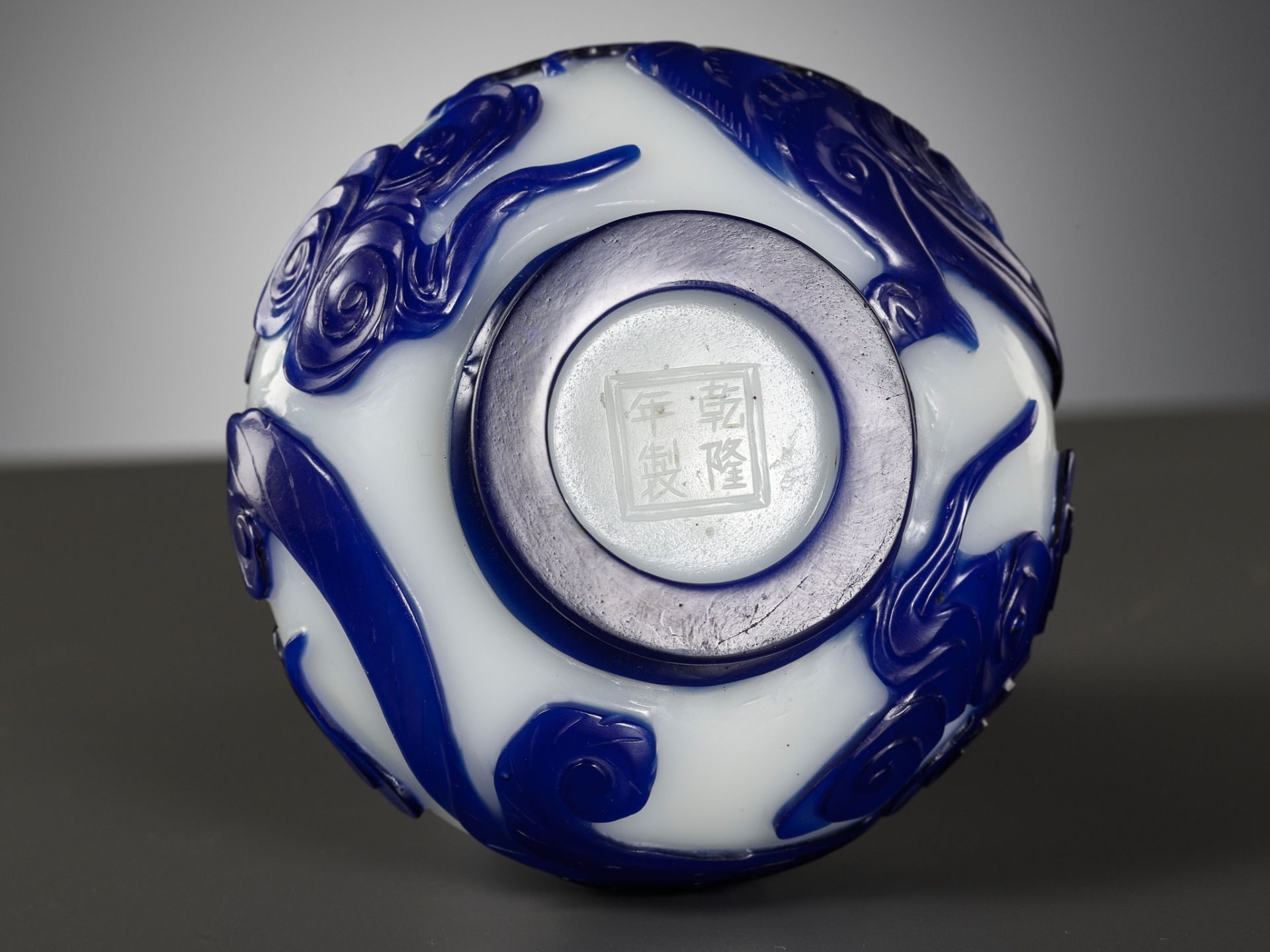 A SAPPHIRE-BLUE OVERLAY GLASS 'CHILONG' BOTTLE VASE, QIANLONG MARK AND POSSIBLY OF THE PERIOD - Bild 3 aus 15