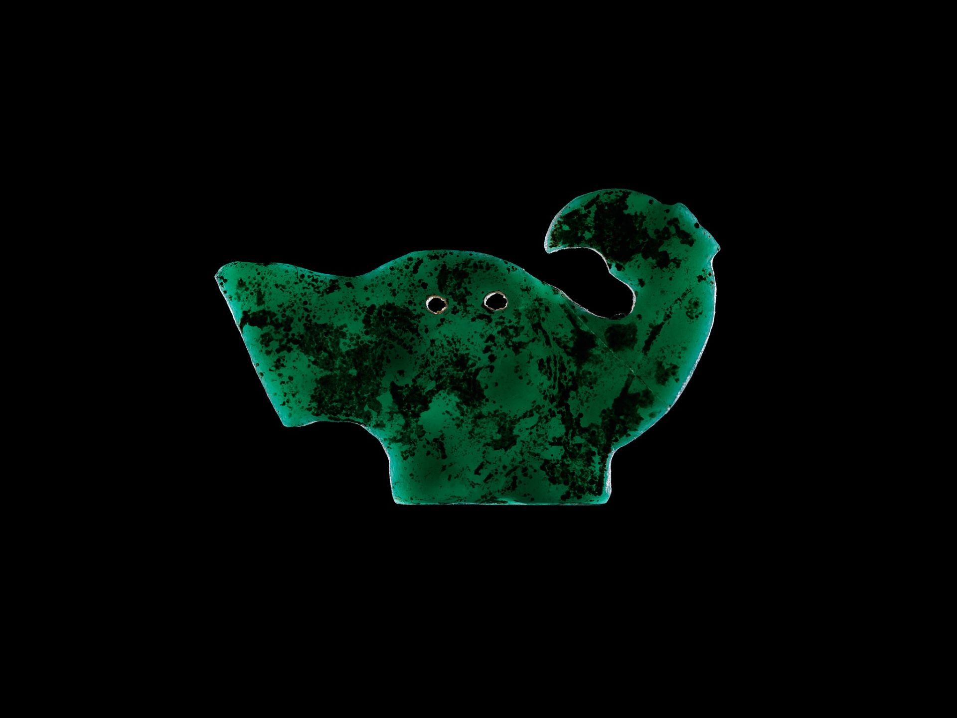 A RARE GREEN GLASS 'BIRD' PENDANT, HAN DYNASTY - Image 3 of 6