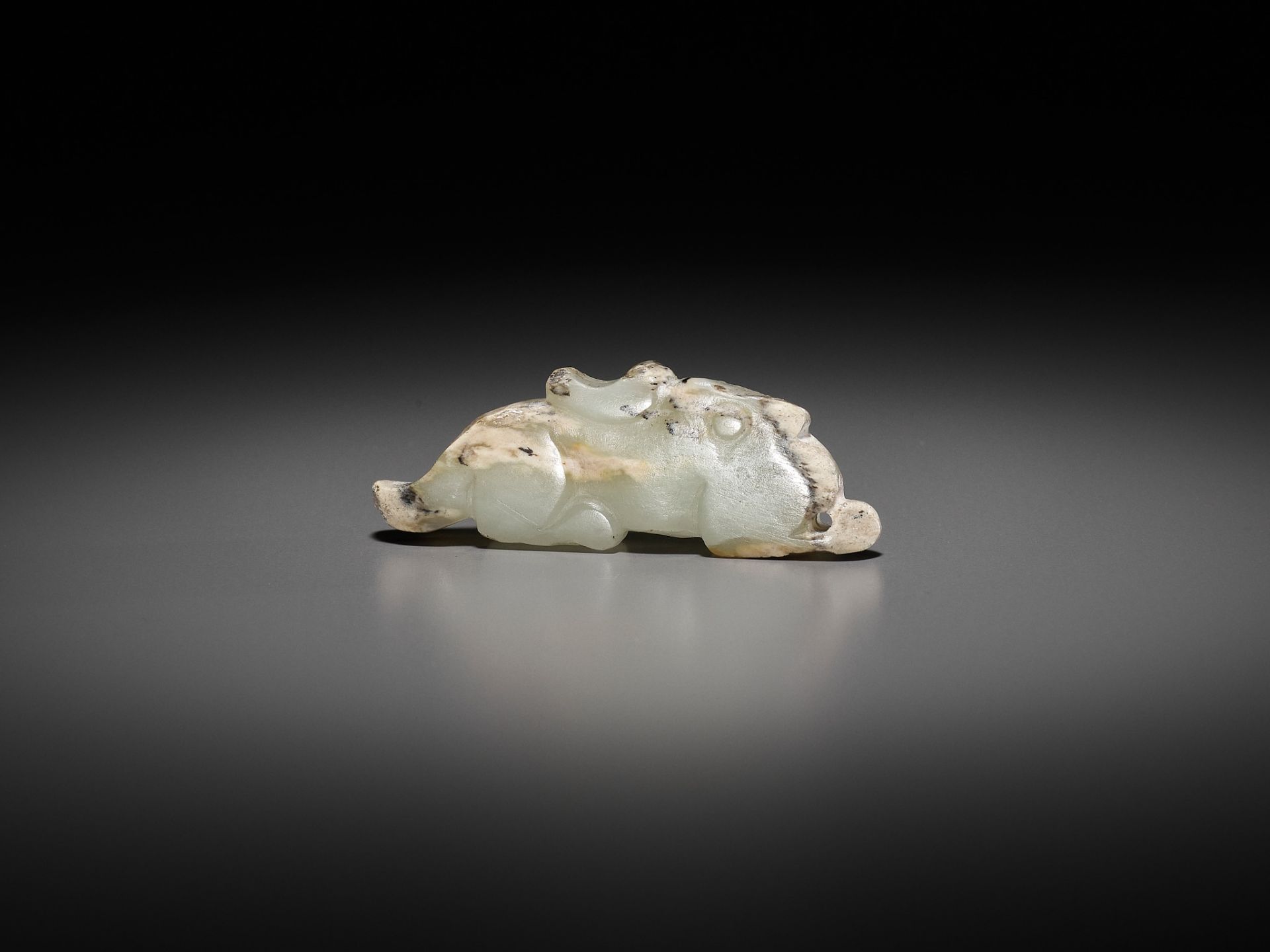 A JADE 'RABBIT' PENDANT, LATE SHANG TO EARLY WESTERN ZHOU DYNASTY - Image 7 of 14