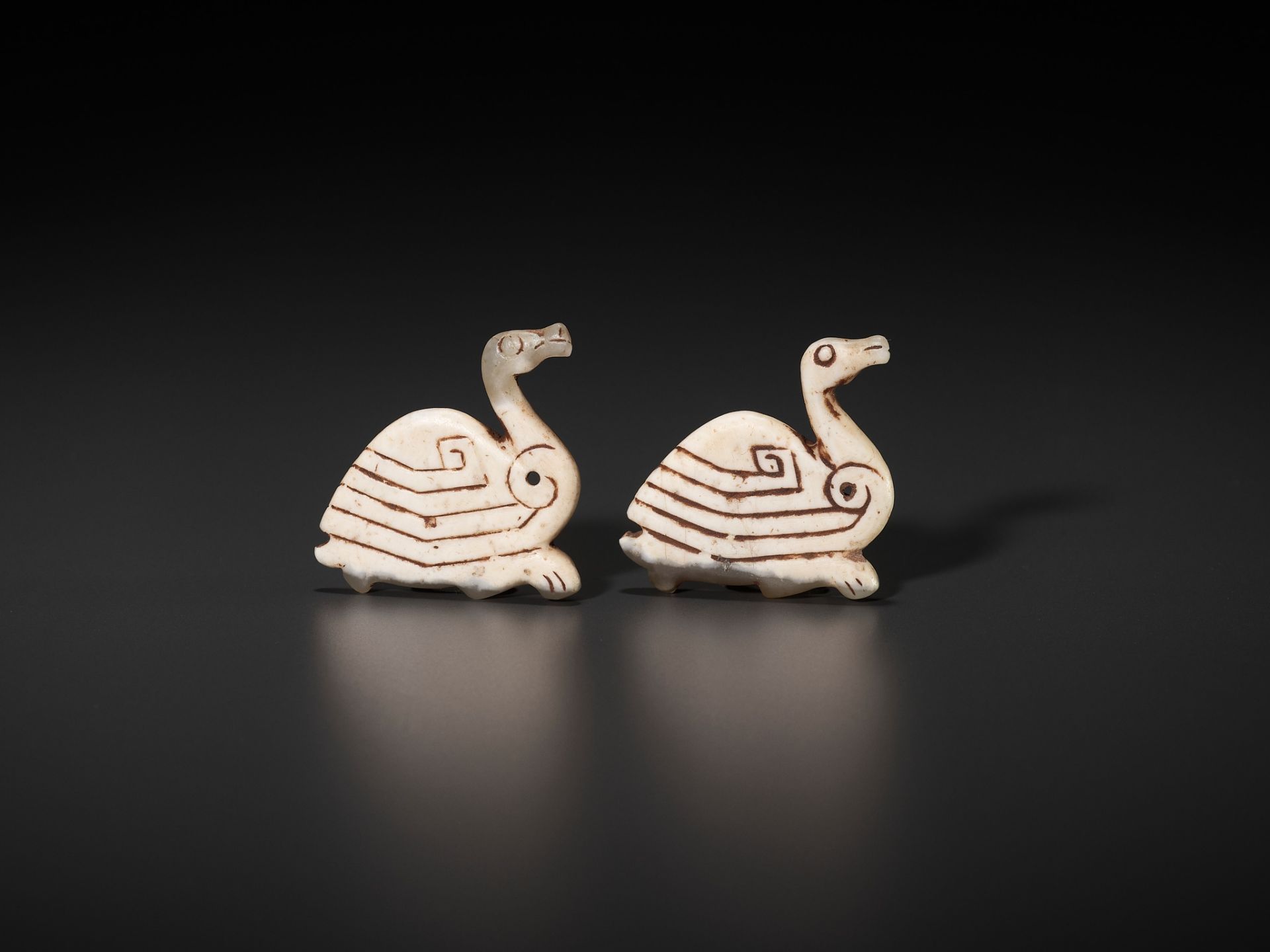AN EXTREMELY RARE PAIR OF JADE 'GEESE' PENDANTS, SHANG DYNASTY - Image 3 of 12