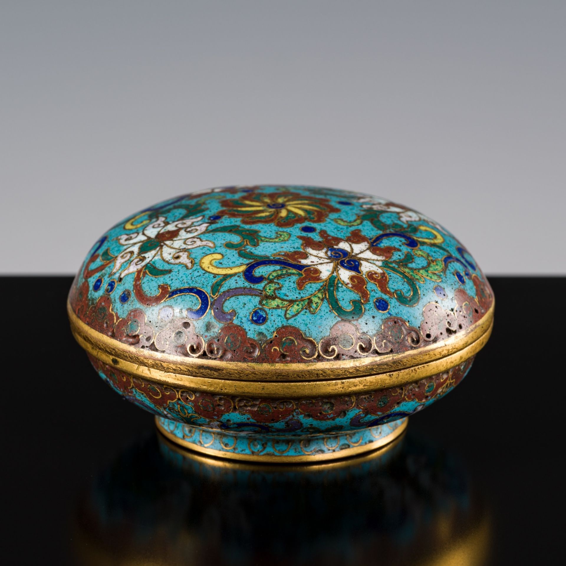 A CLOISONNE ENAMEL CIRCULAR BOX AND COVER, QIANLONG PERIOD - Bild 10 aus 10