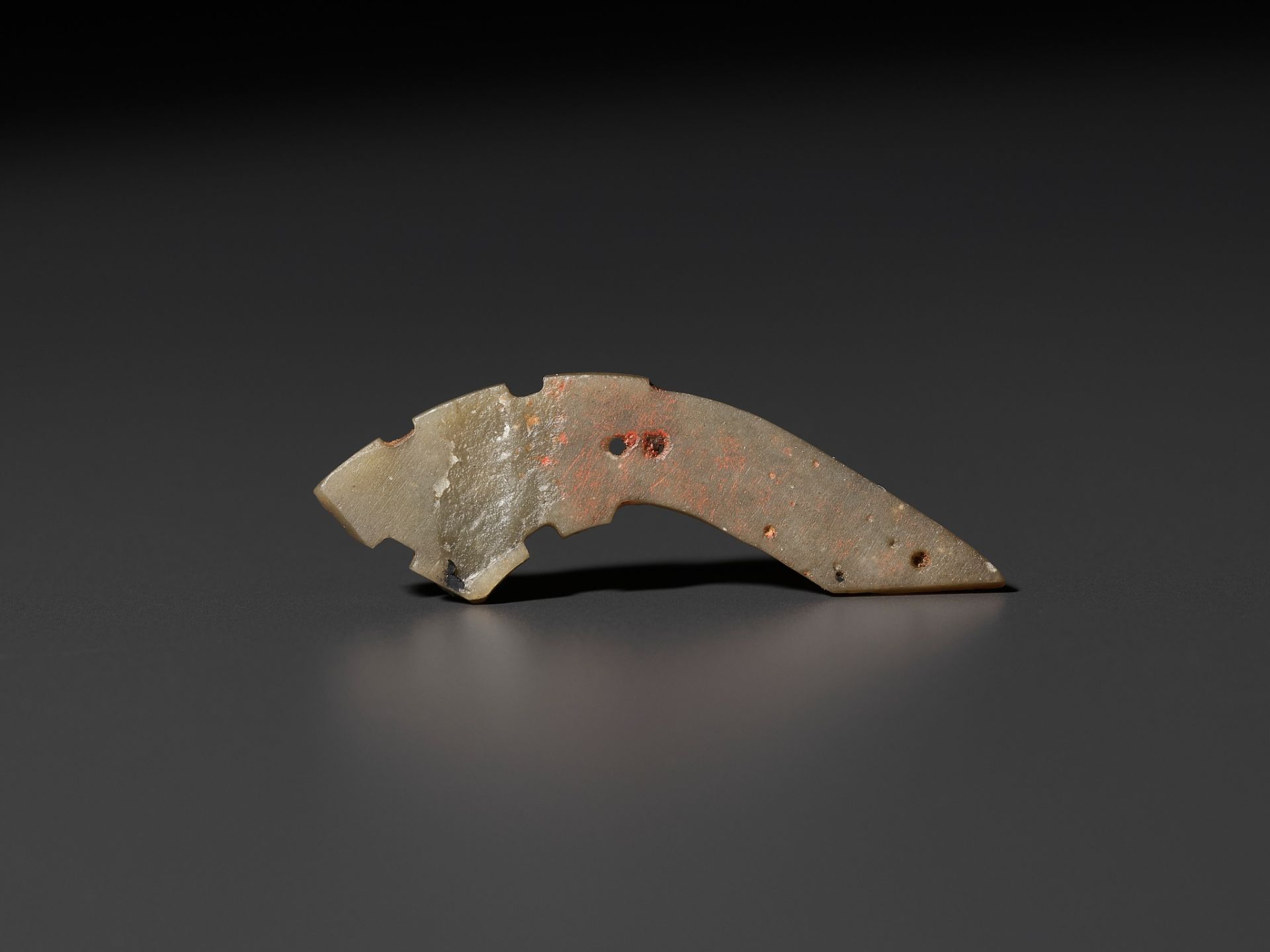 A JADE 'DRAGON' MINIATURE PENDANT, WARRING STATES PERIOD - Image 3 of 11