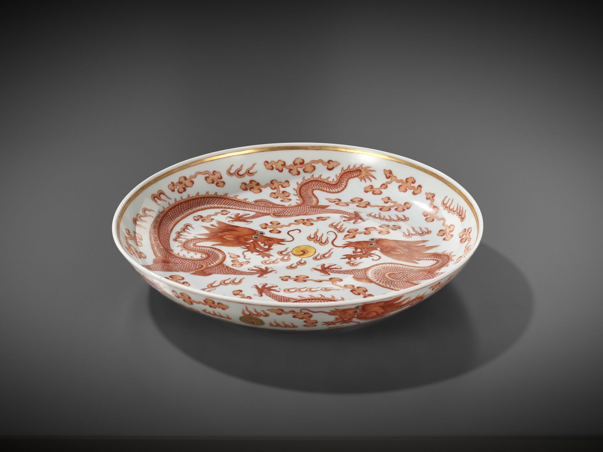 A LARGE IRON-RED AND GILT 'DRAGONS' DISH, GUANGXU MARK AND PERIOD - Image 8 of 11