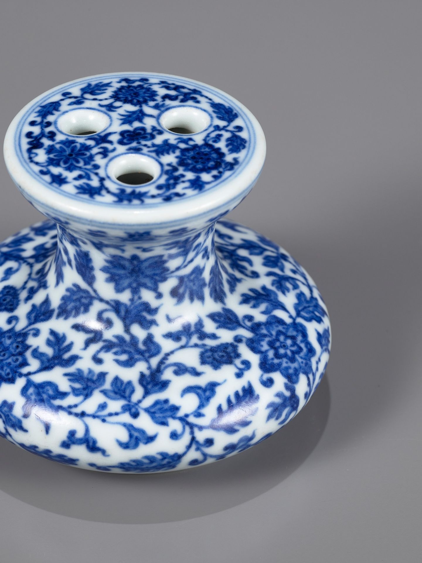 A BLUE AND WHITE MING-STYLE FLOWER-HOLDER, QIANLONG MARK AND PERIOD - Bild 2 aus 17