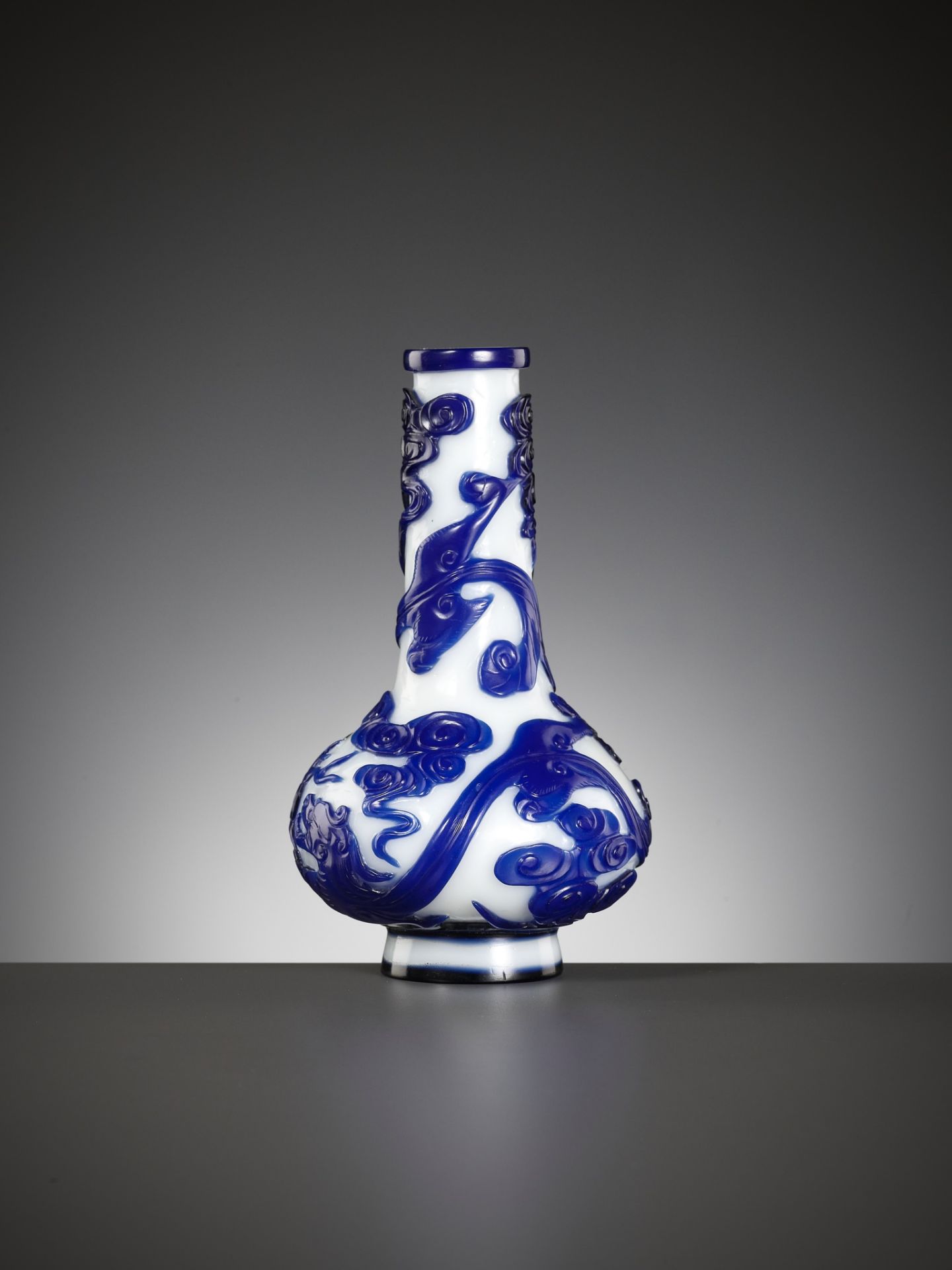 A SAPPHIRE-BLUE OVERLAY GLASS 'CHILONG' BOTTLE VASE, QIANLONG MARK AND POSSIBLY OF THE PERIOD - Bild 7 aus 15