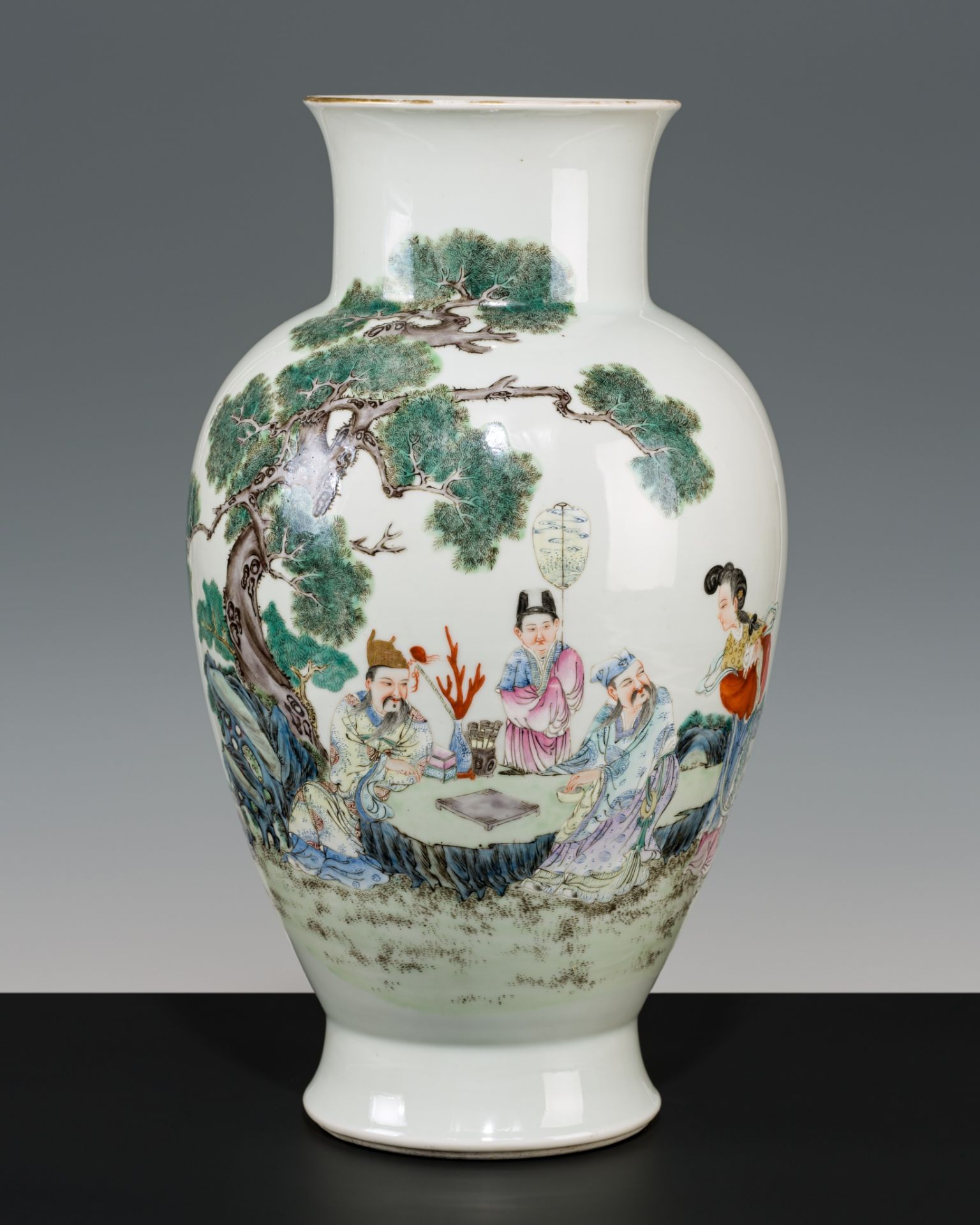 A FAMILLE ROSE 'SCHOLARS' VASE, SHENDETANG ZHI MARK, REPUBLIC PERIOD - Bild 2 aus 12