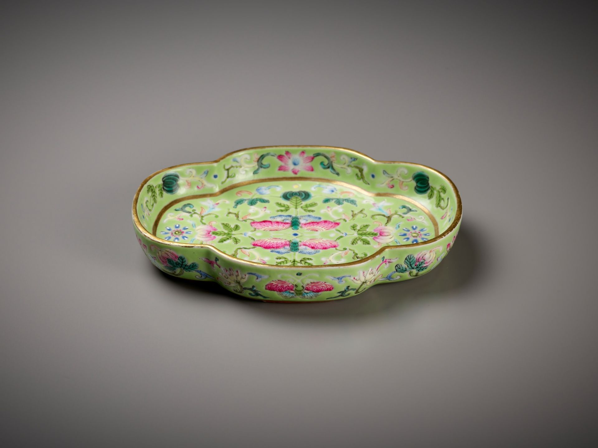 A LIME-GREEN AND FAMILLE-ROSE 'BUTTERFLY' TEA TRAY, JIAQING MARK AND PERIOD - Bild 3 aus 13