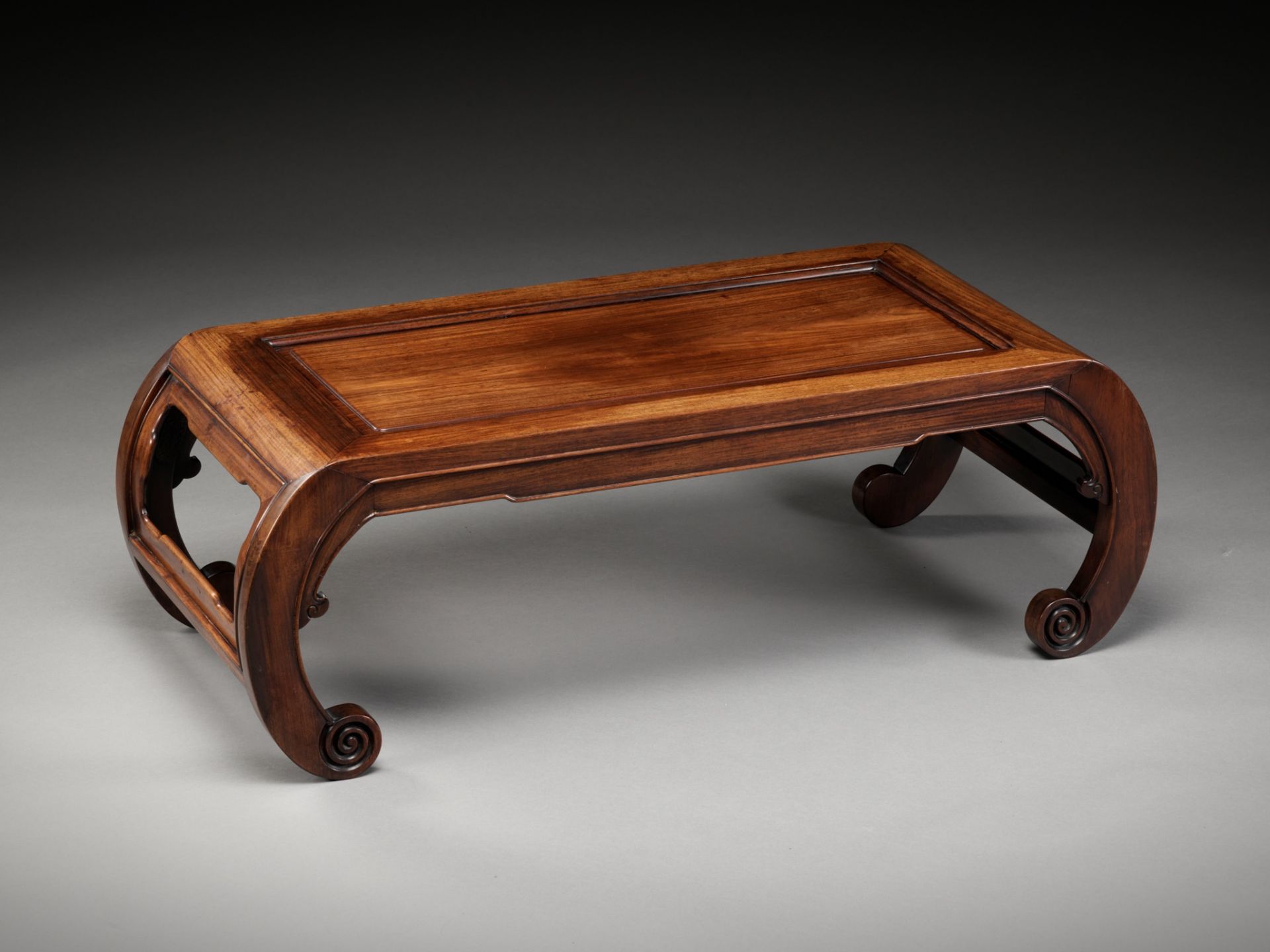 A HUANGHUALI KANG TABLE, CHINA, LAST QUARTER OF THE 18TH CENTURY - Bild 7 aus 12
