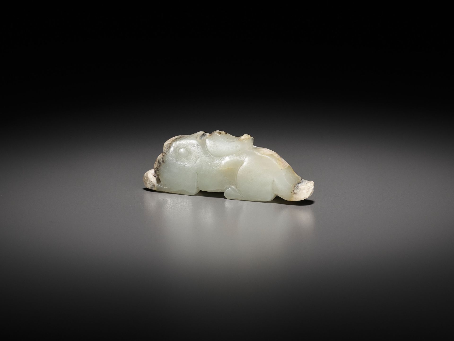 A JADE 'RABBIT' PENDANT, LATE SHANG TO EARLY WESTERN ZHOU DYNASTY - Image 3 of 14