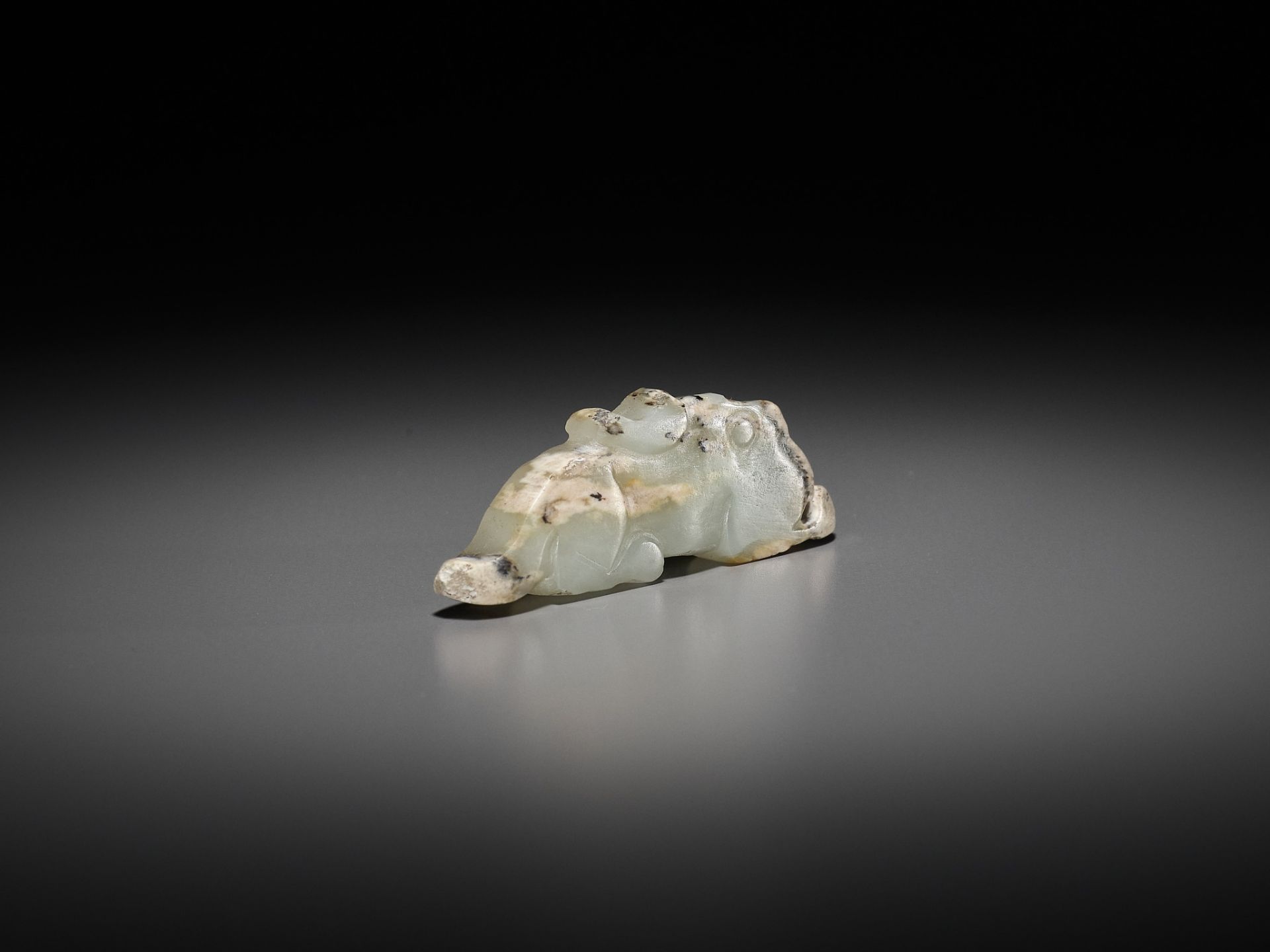 A JADE 'RABBIT' PENDANT, LATE SHANG TO EARLY WESTERN ZHOU DYNASTY - Image 6 of 14