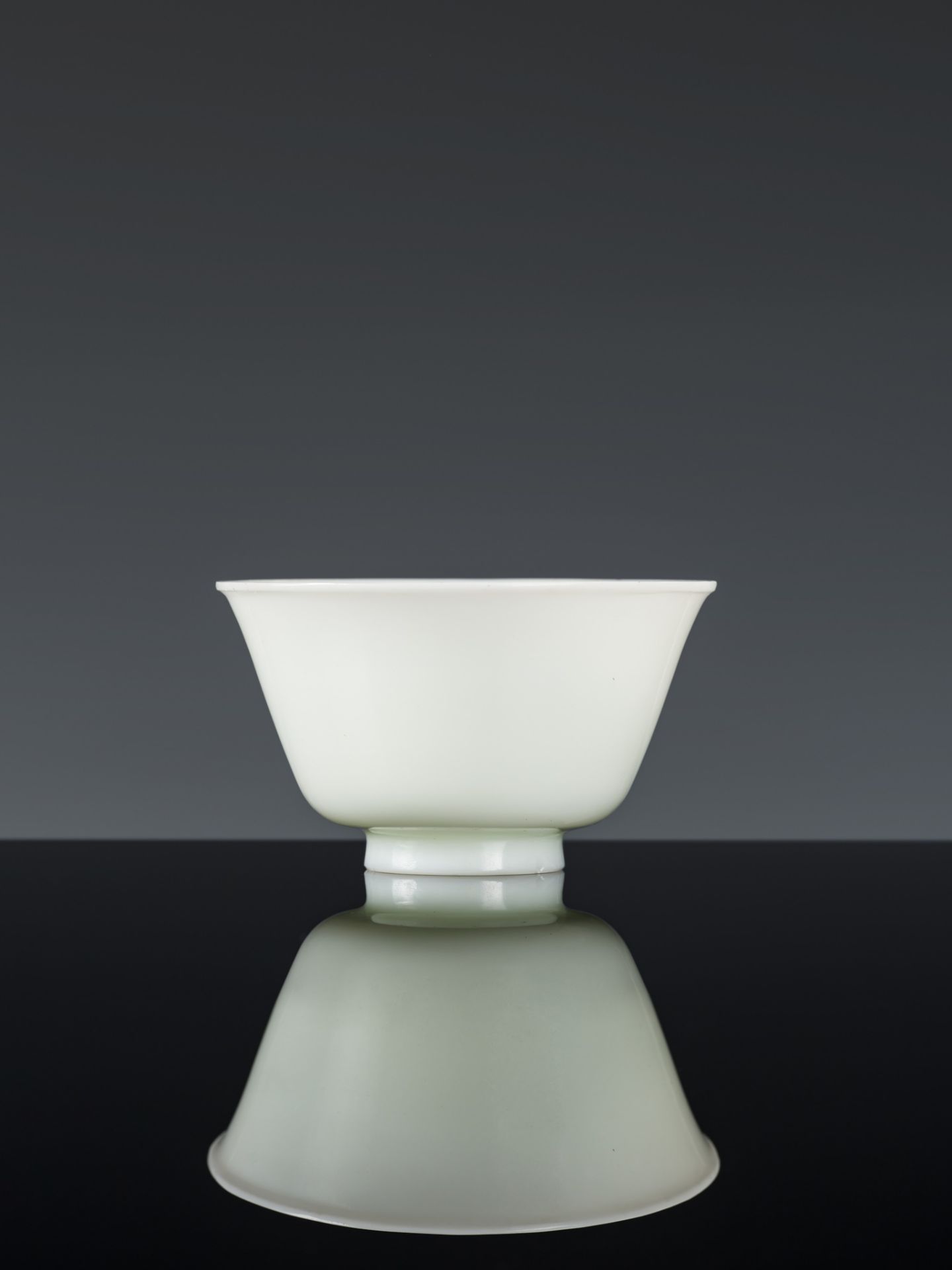 AN 'IMITATION JADE' WHITE GLASS BOWL, MID-QING DYNASTY - Image 6 of 9