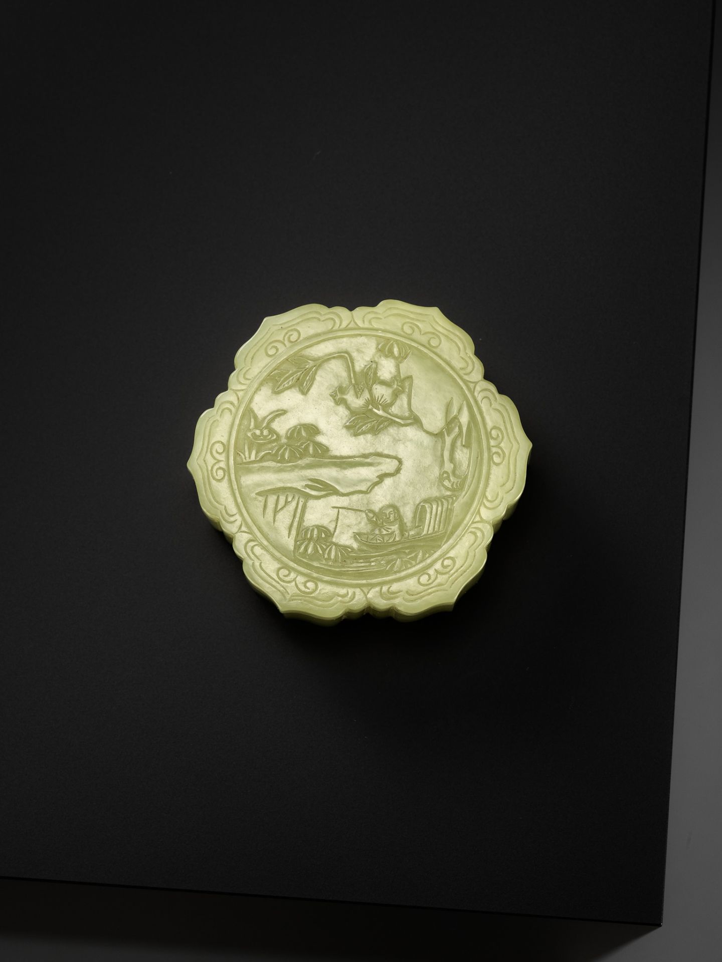 A YELLOW JADE RUYI-LOBED BOX AND COVER, QIANLONG PERIOD - Image 3 of 11