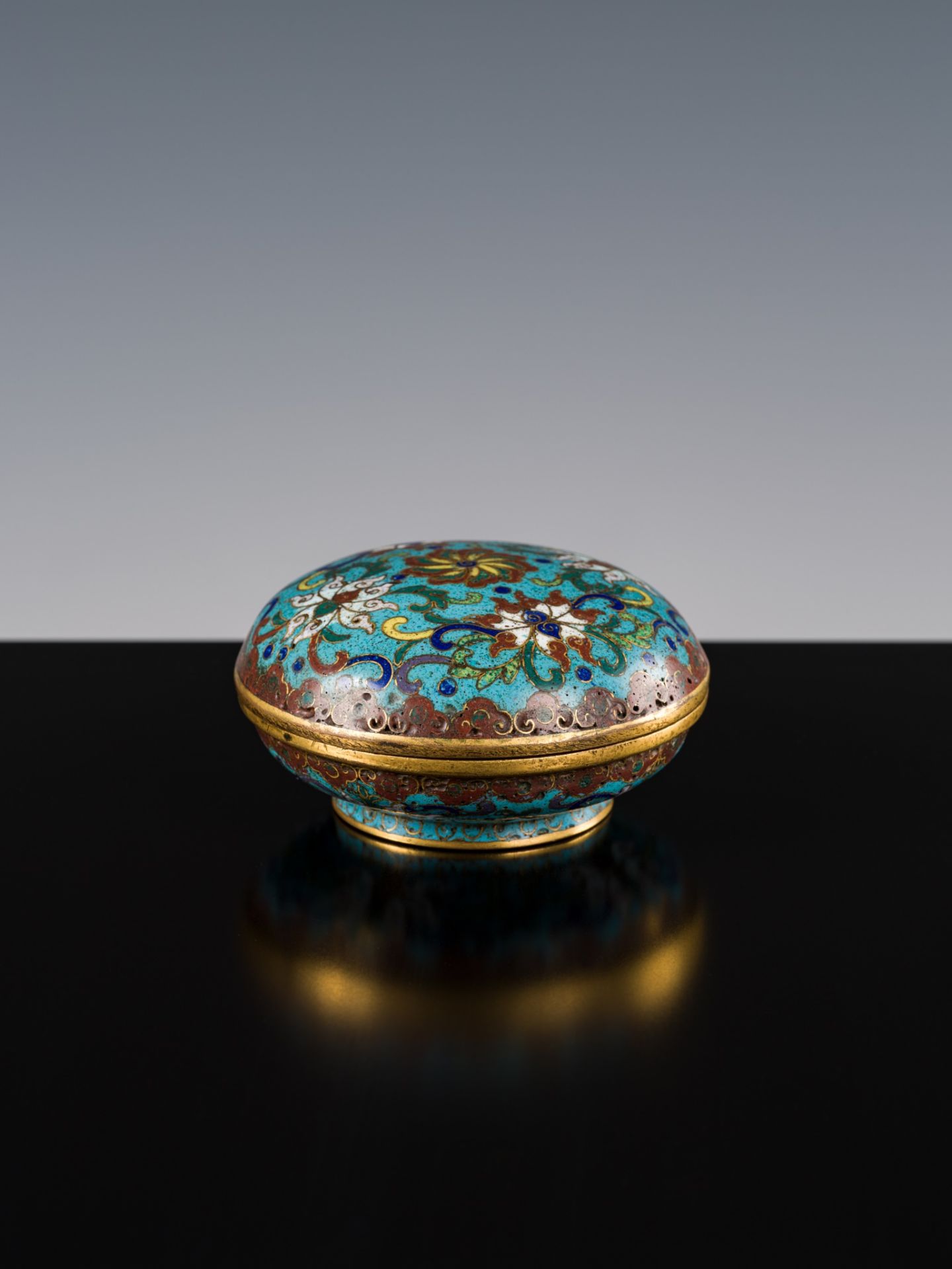 A CLOISONNE ENAMEL CIRCULAR BOX AND COVER, QIANLONG PERIOD - Bild 6 aus 10