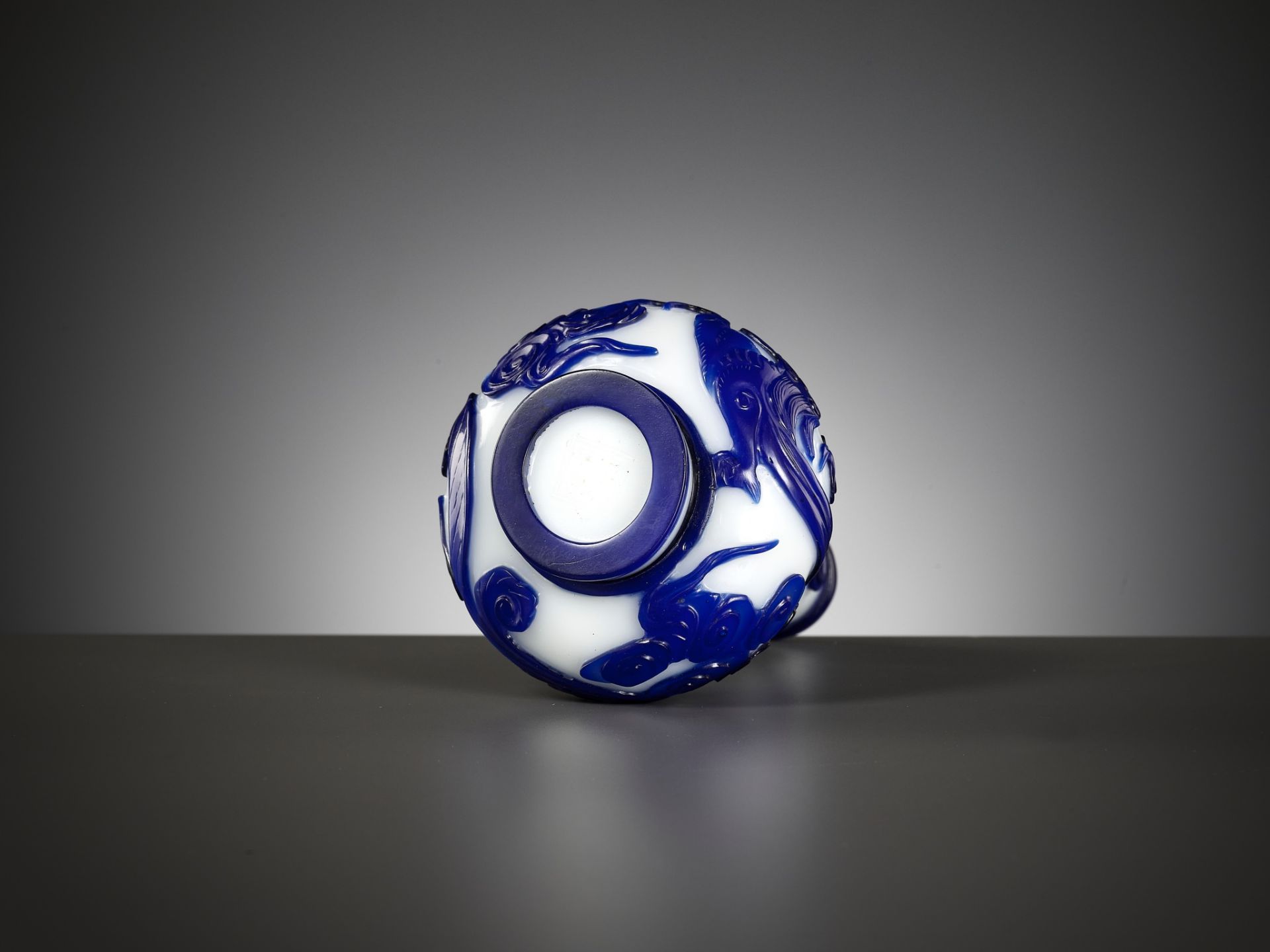 A SAPPHIRE-BLUE OVERLAY GLASS 'CHILONG' BOTTLE VASE, QIANLONG MARK AND POSSIBLY OF THE PERIOD - Bild 12 aus 15