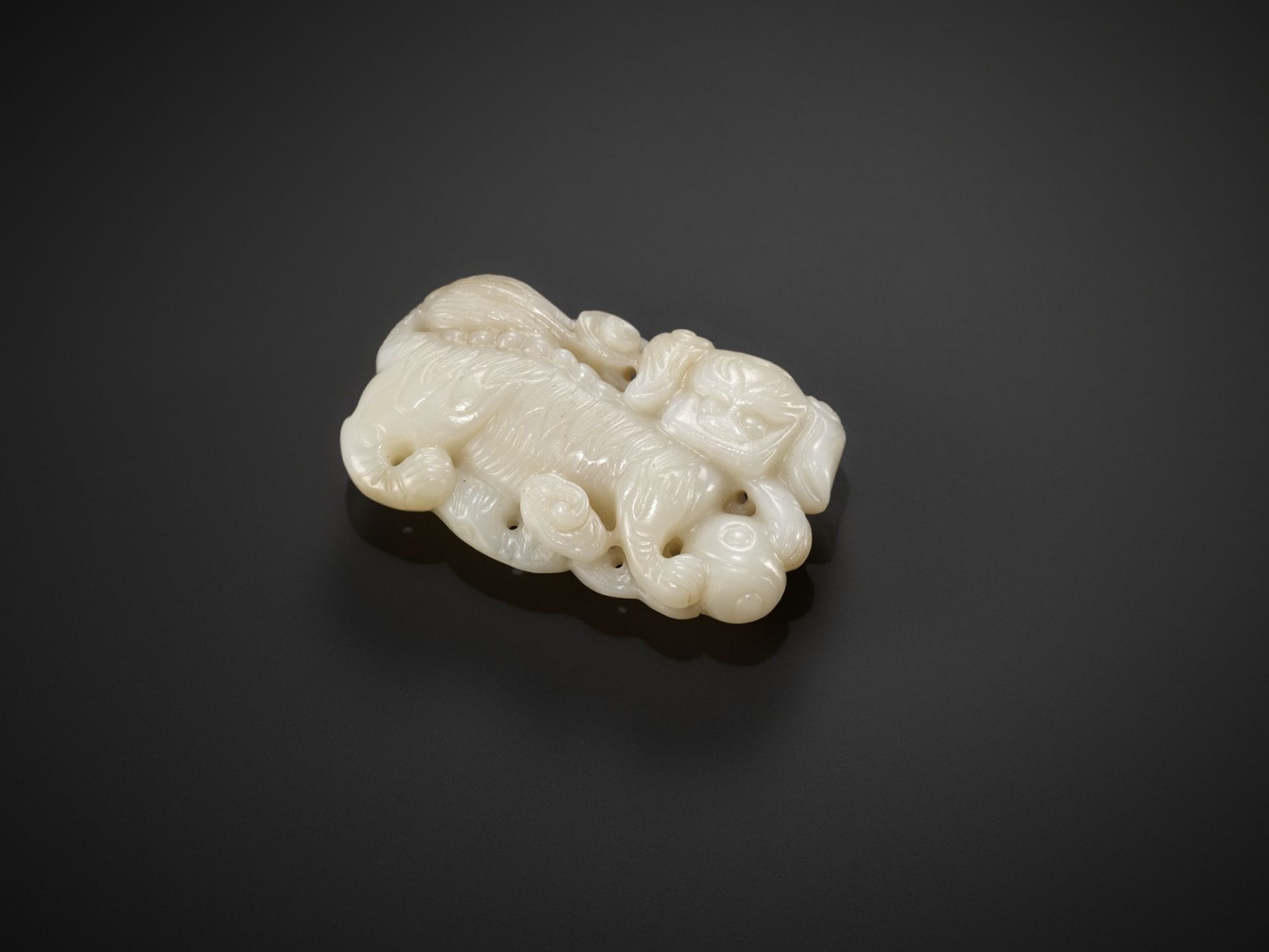 A WHITE JADE 'BUDDHIST LION' BELT BUCKLE, CHINA, 18TH CENTURY - Image 7 of 9