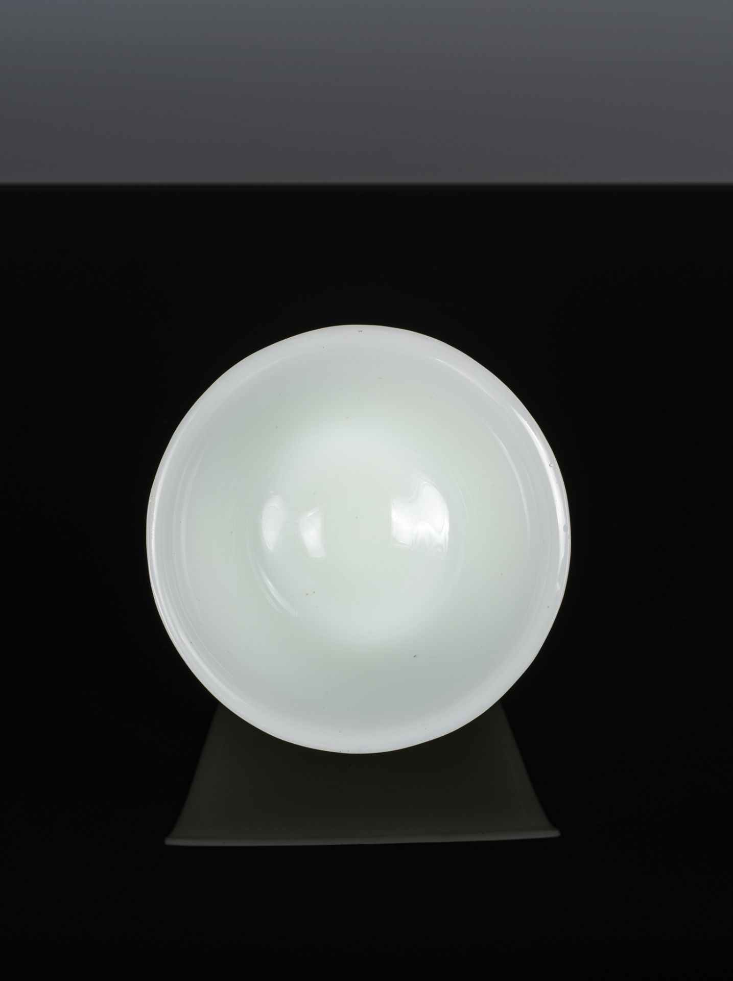 AN 'IMITATION JADE' WHITE GLASS BOWL, MID-QING DYNASTY - Image 7 of 9
