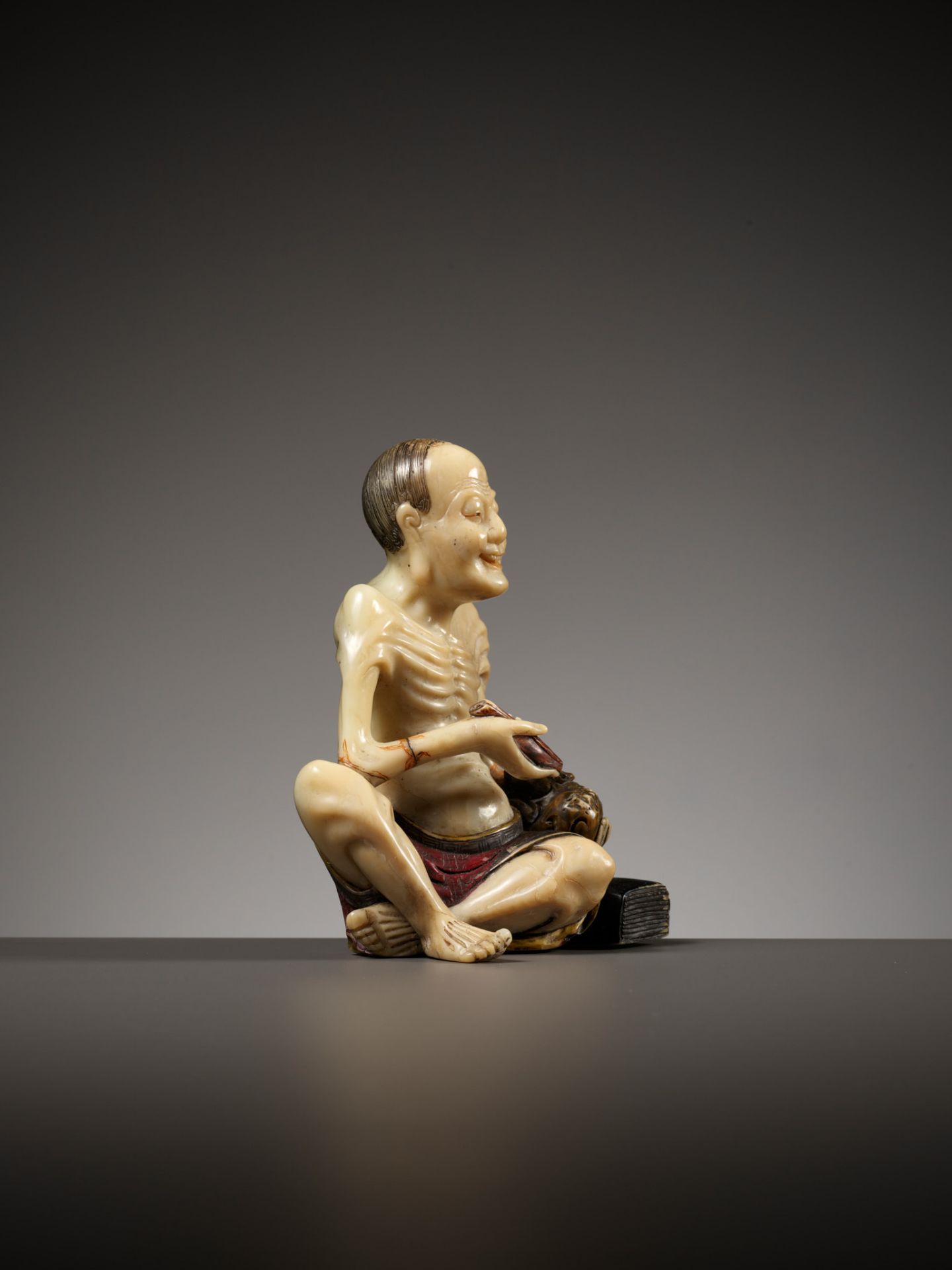 A SOAPSTONE FIGURE OF VIJRAPUTRA, MID-QING DYNASTY - Image 11 of 16