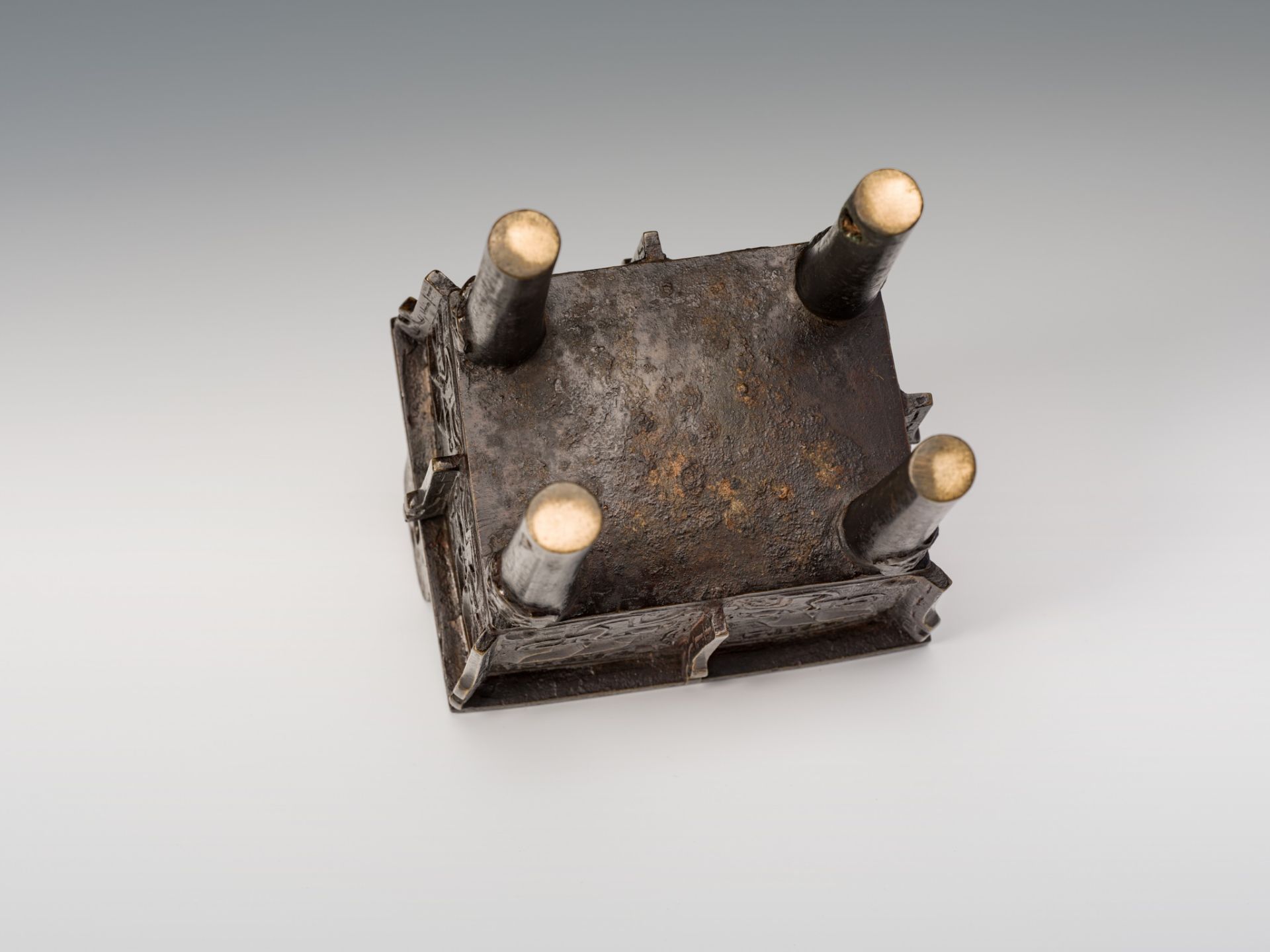 AN ARCHAISTIC BRONZE VESSEL, FANGDING, CHINA, 17TH CENTURY - Image 12 of 13