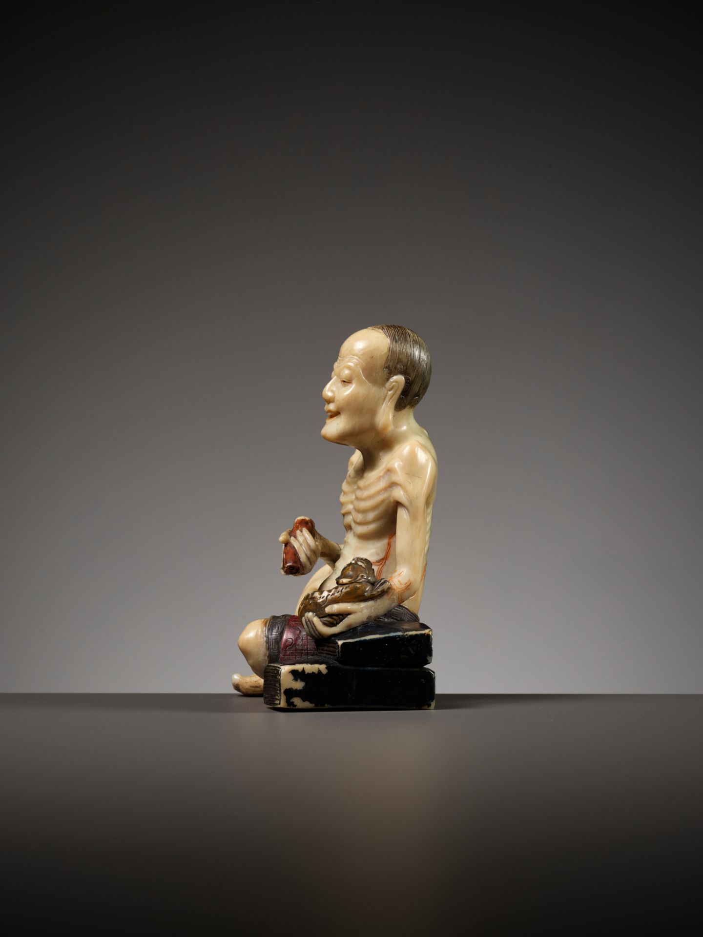 A SOAPSTONE FIGURE OF VIJRAPUTRA, MID-QING DYNASTY - Image 9 of 16