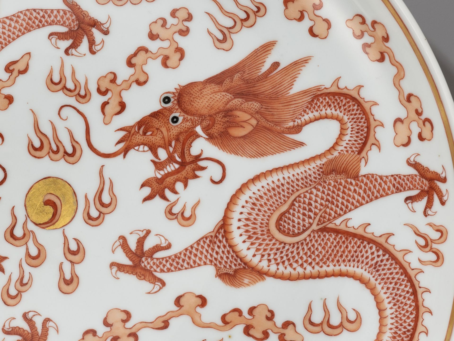 A LARGE IRON-RED AND GILT 'DRAGONS' DISH, GUANGXU MARK AND PERIOD - Image 10 of 11