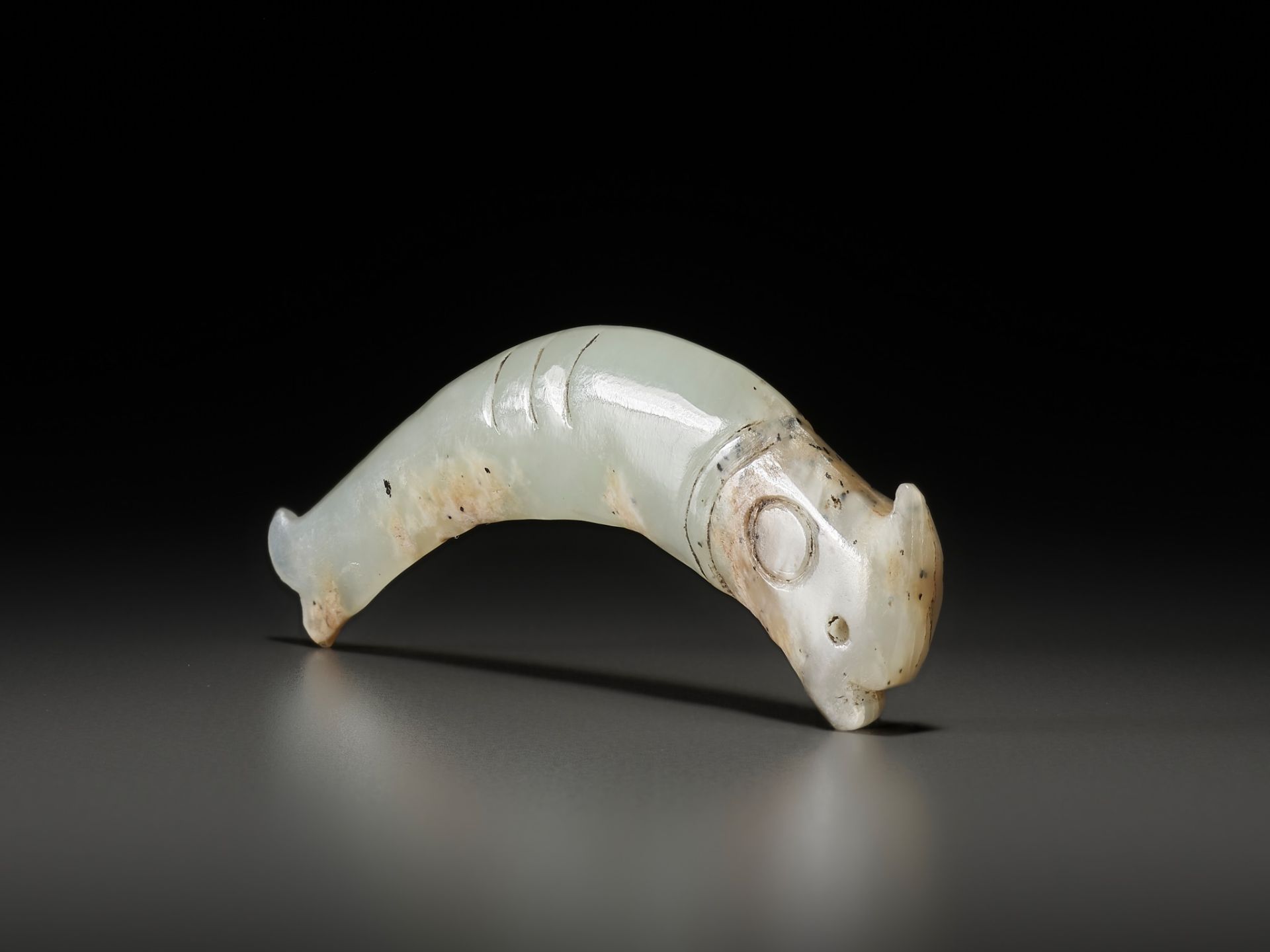 A PALE CELADON 'FISH' PENDANT, LATE SHANG TO EARLY WESTERN ZHOU DYNASTY - Bild 9 aus 12