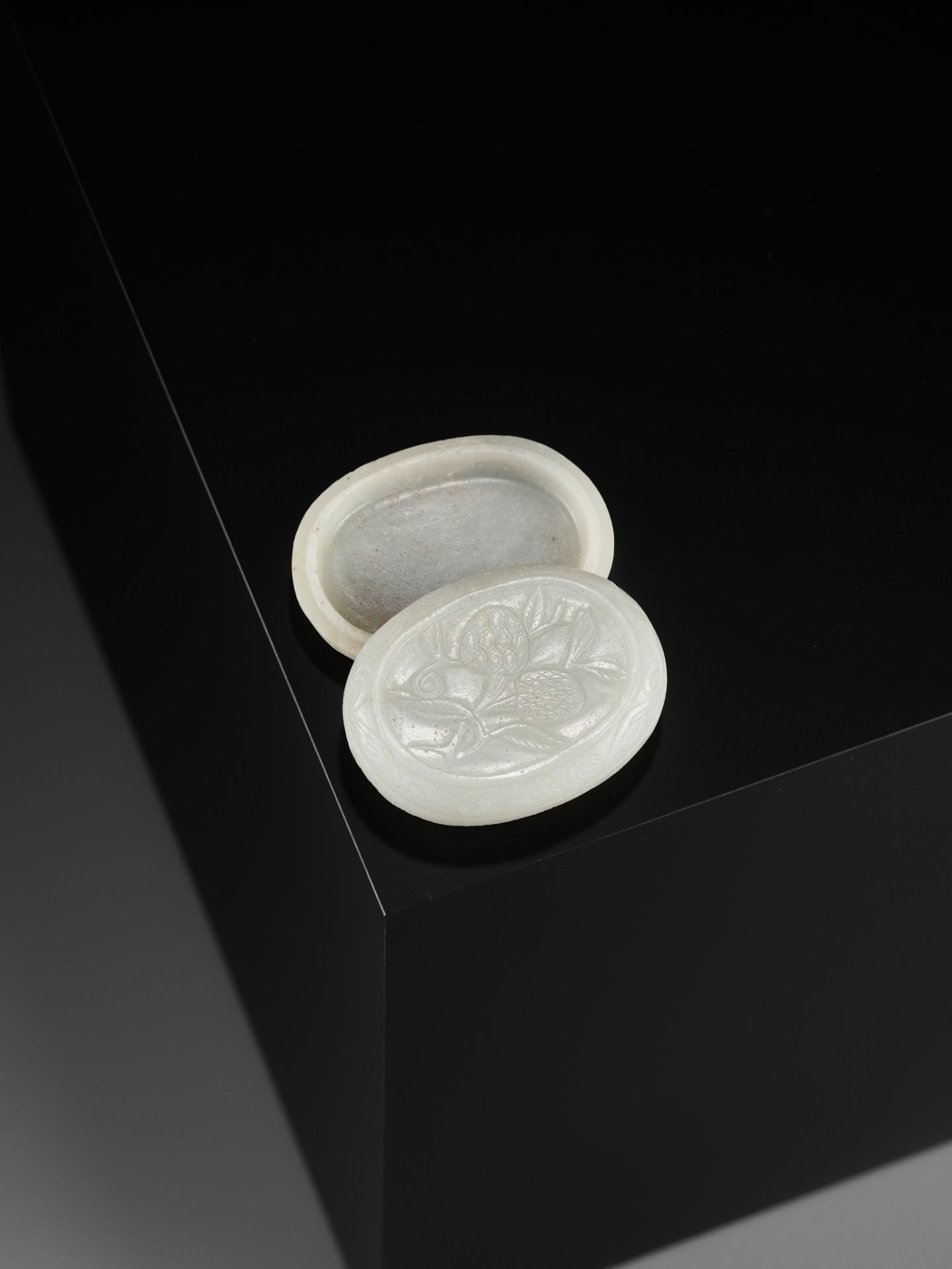 A WHITE JADE 'LYCHEE' BOX AND COVER, LATE MING DYNASTY - Image 6 of 9