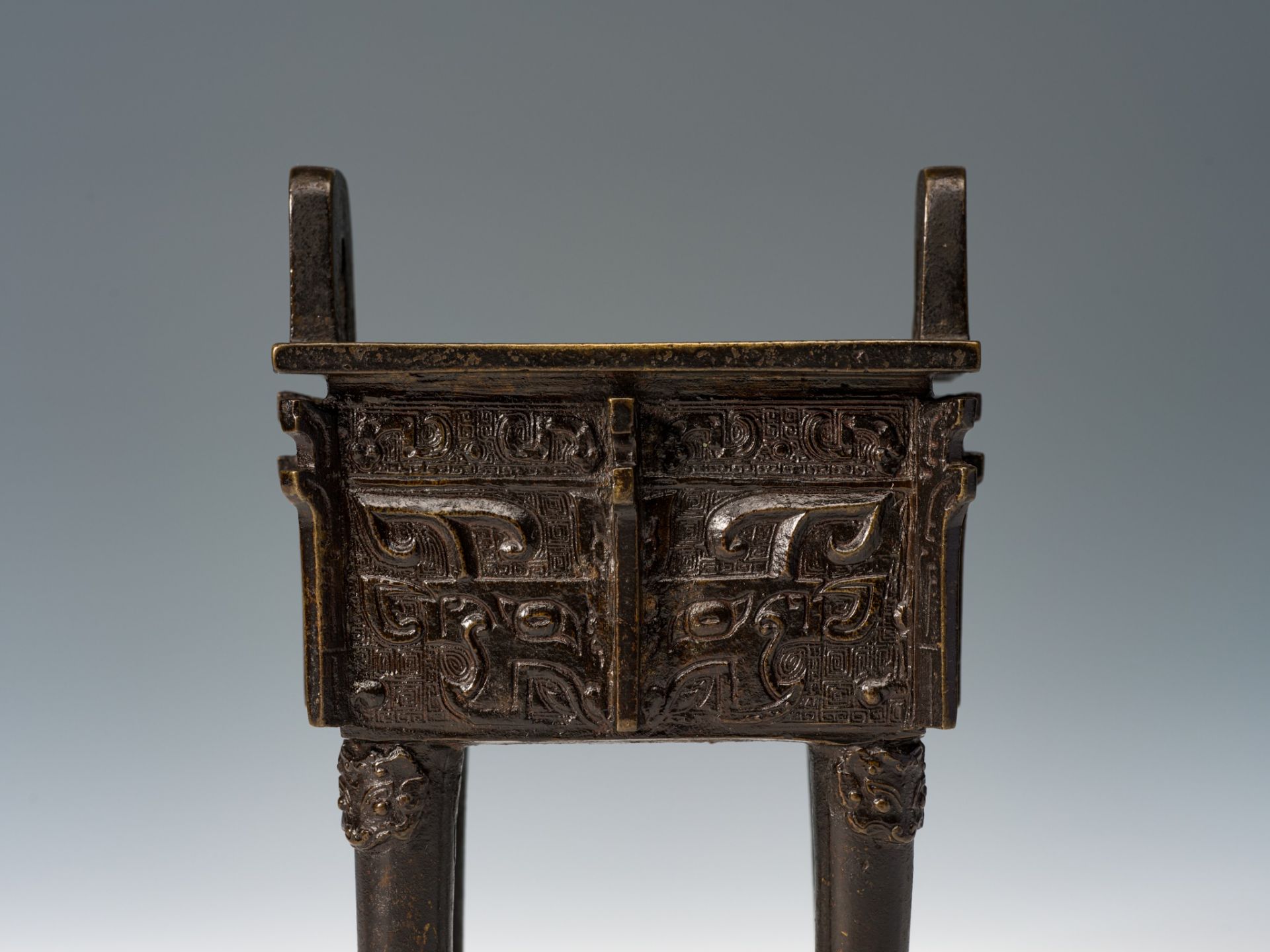 AN ARCHAISTIC BRONZE VESSEL, FANGDING, CHINA, 17TH CENTURY - Image 3 of 13