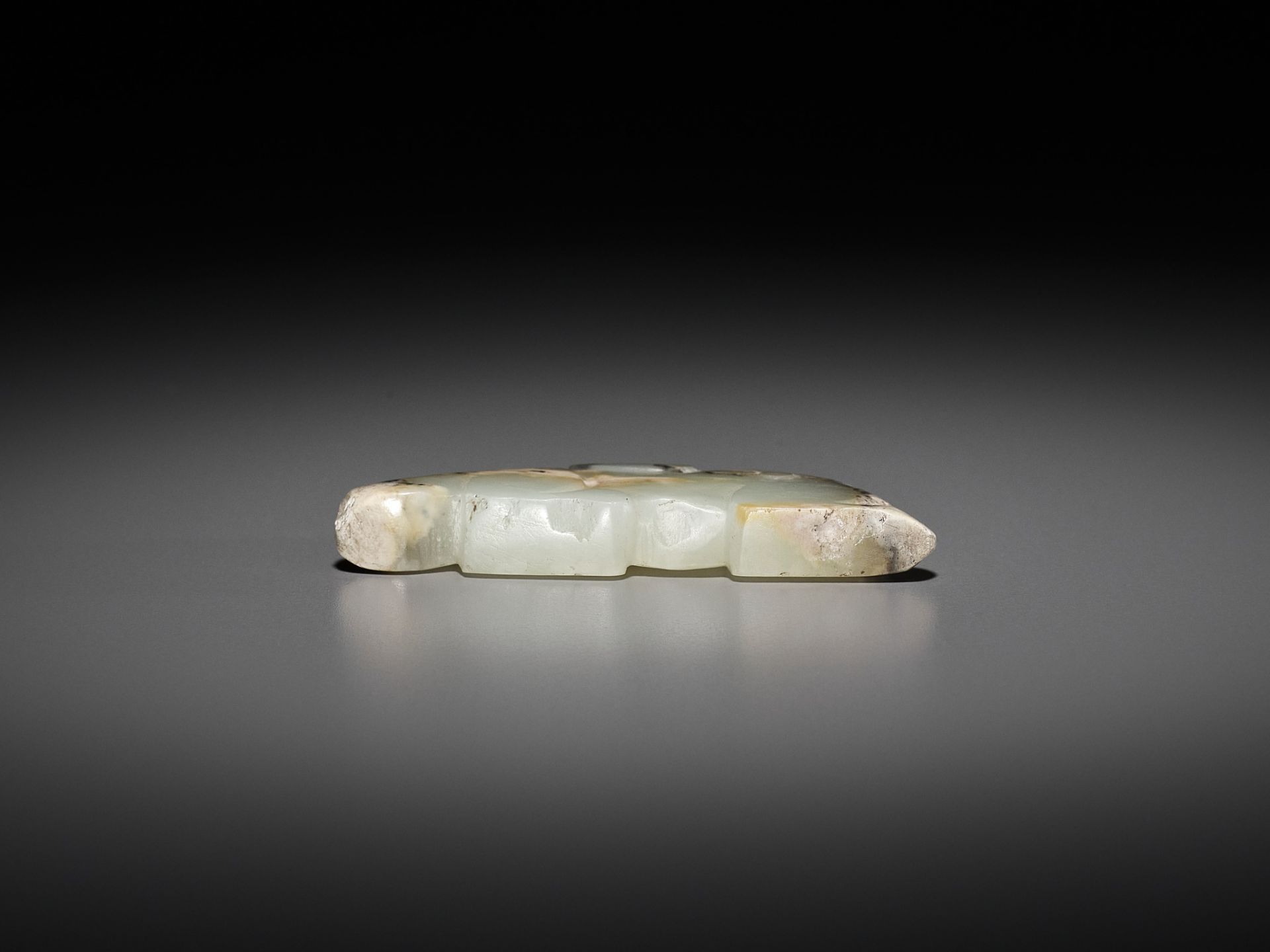 A JADE 'RABBIT' PENDANT, LATE SHANG TO EARLY WESTERN ZHOU DYNASTY - Image 12 of 14