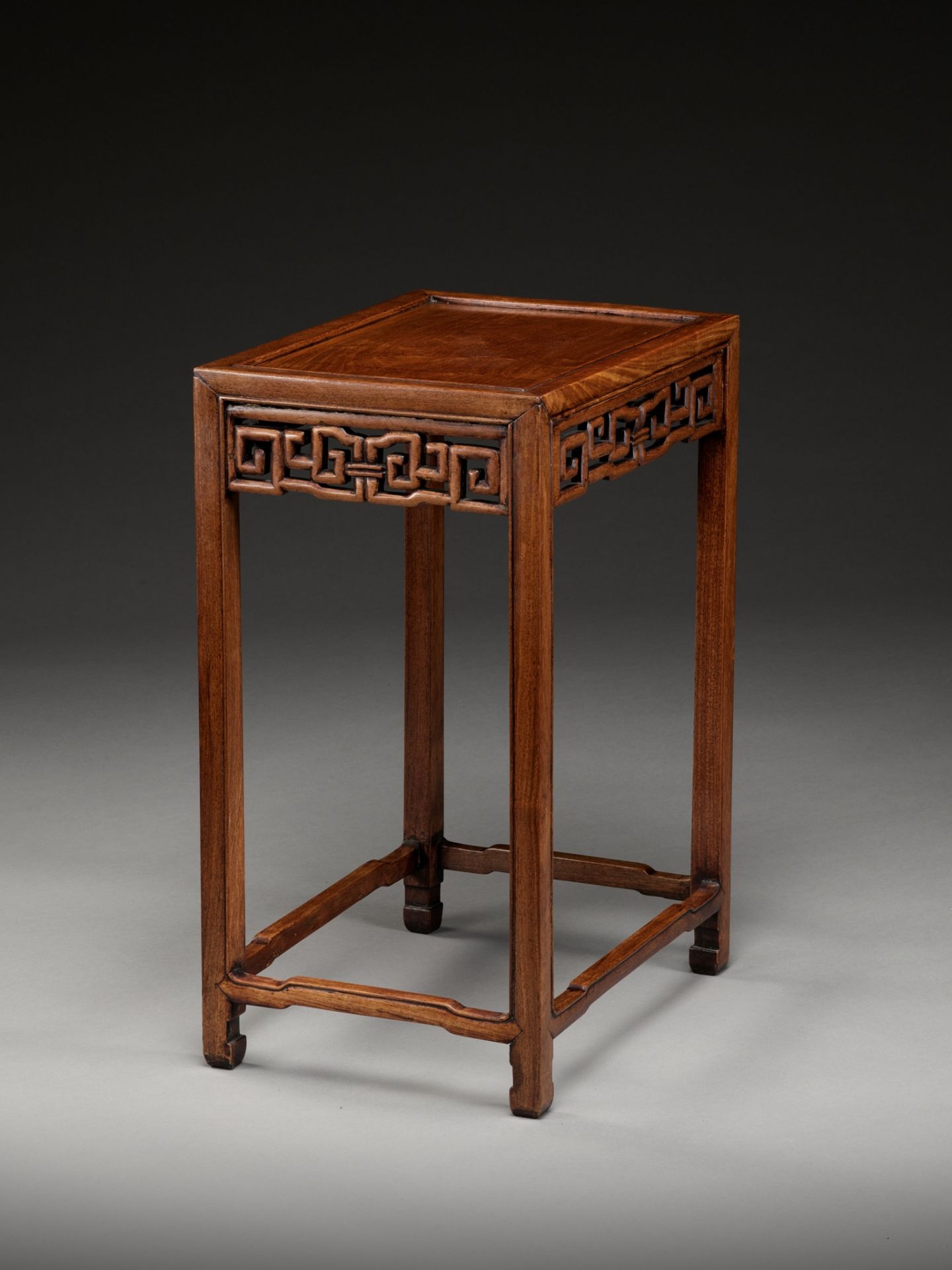 A HONGMU SIDE TABLE, LATE QING DYNASTY TO EARLY REPUBLIC PERIOD - Bild 8 aus 11