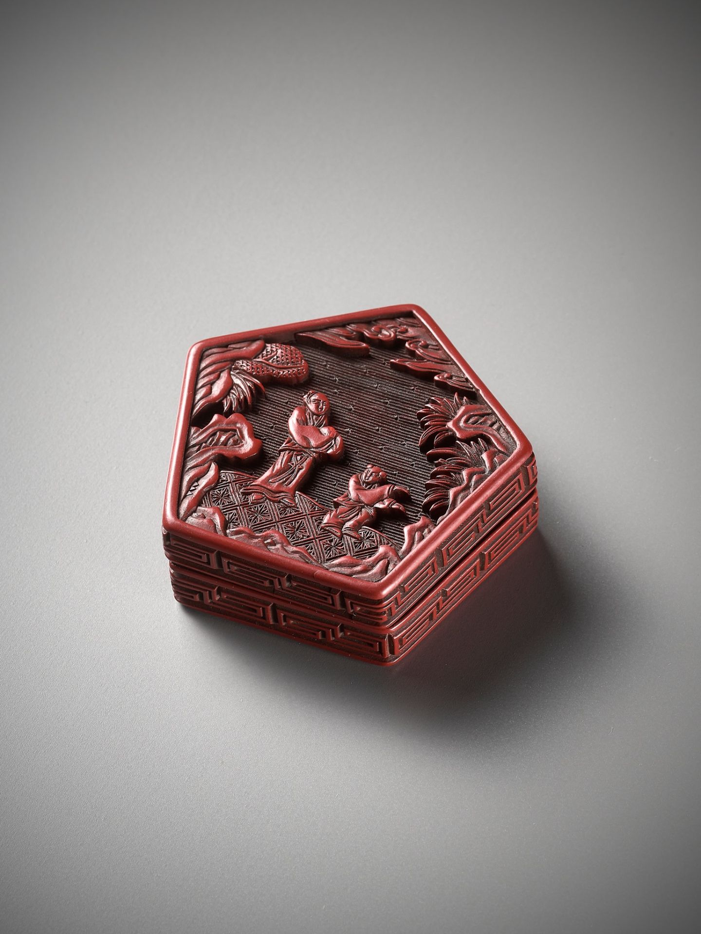 A SMALL CINNABAR LACQUER BOX AND COVER, YUAN TO MID-MING DYNASTY - Bild 4 aus 13