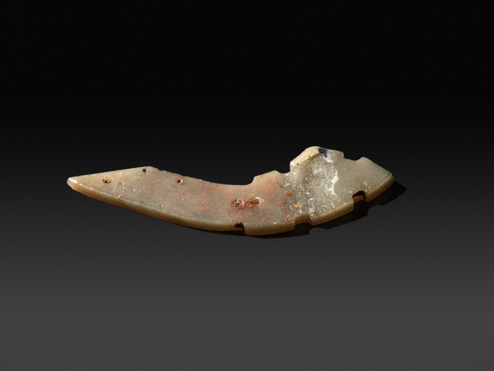 A JADE 'DRAGON' MINIATURE PENDANT, WARRING STATES PERIOD - Image 9 of 11