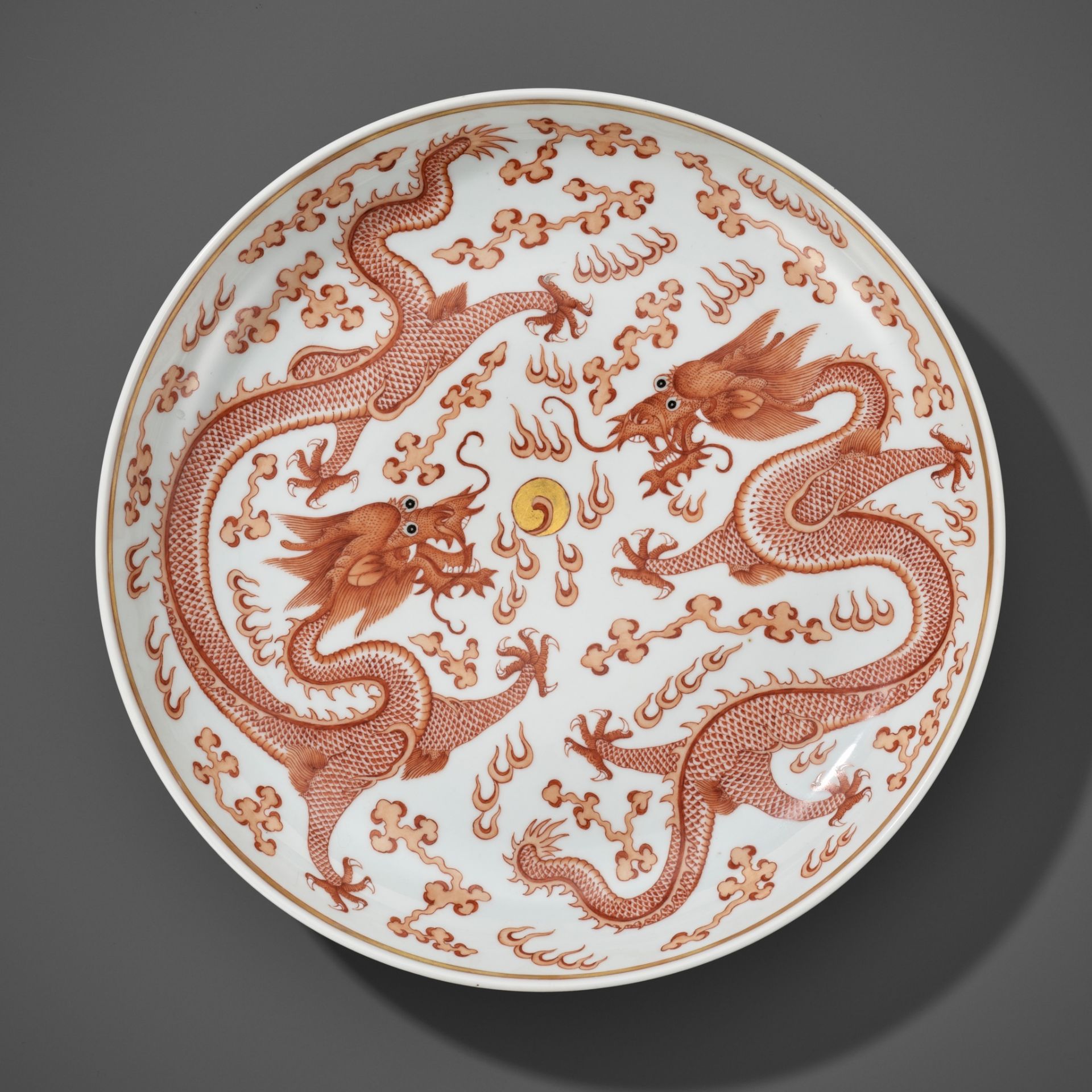 A LARGE IRON-RED AND GILT 'DRAGONS' DISH, GUANGXU MARK AND PERIOD - Image 11 of 11