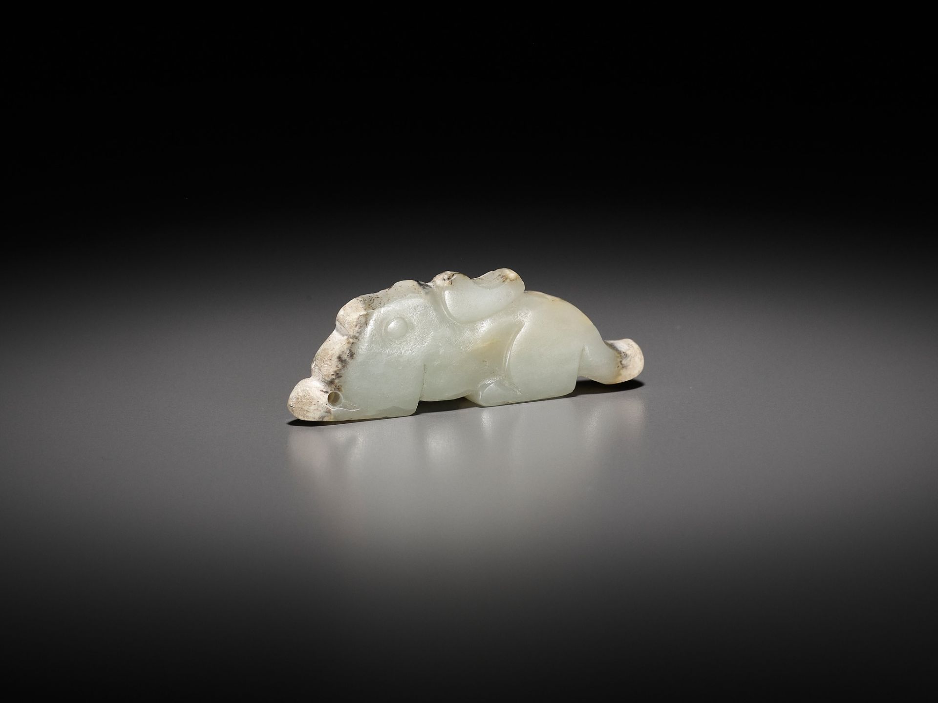 A JADE 'RABBIT' PENDANT, LATE SHANG TO EARLY WESTERN ZHOU DYNASTY - Image 11 of 14