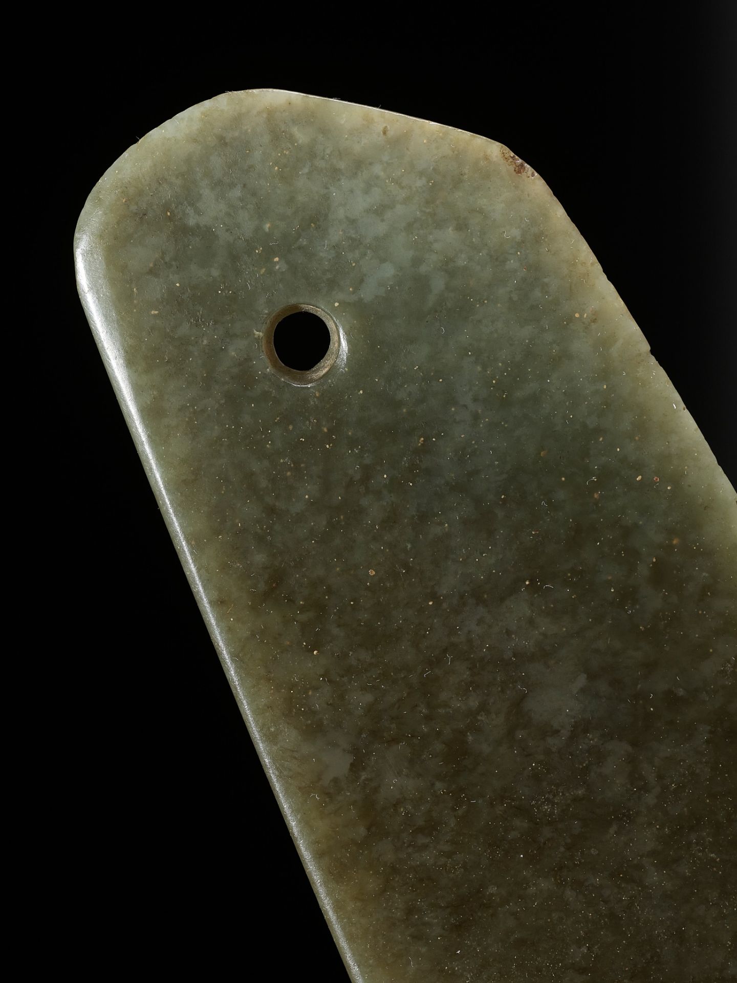 AN ARCHAIC CEREMONIAL JADE BLADE, YUE, NEOLITHIC PERIOD TO SHANG DYNASTY - Image 10 of 16