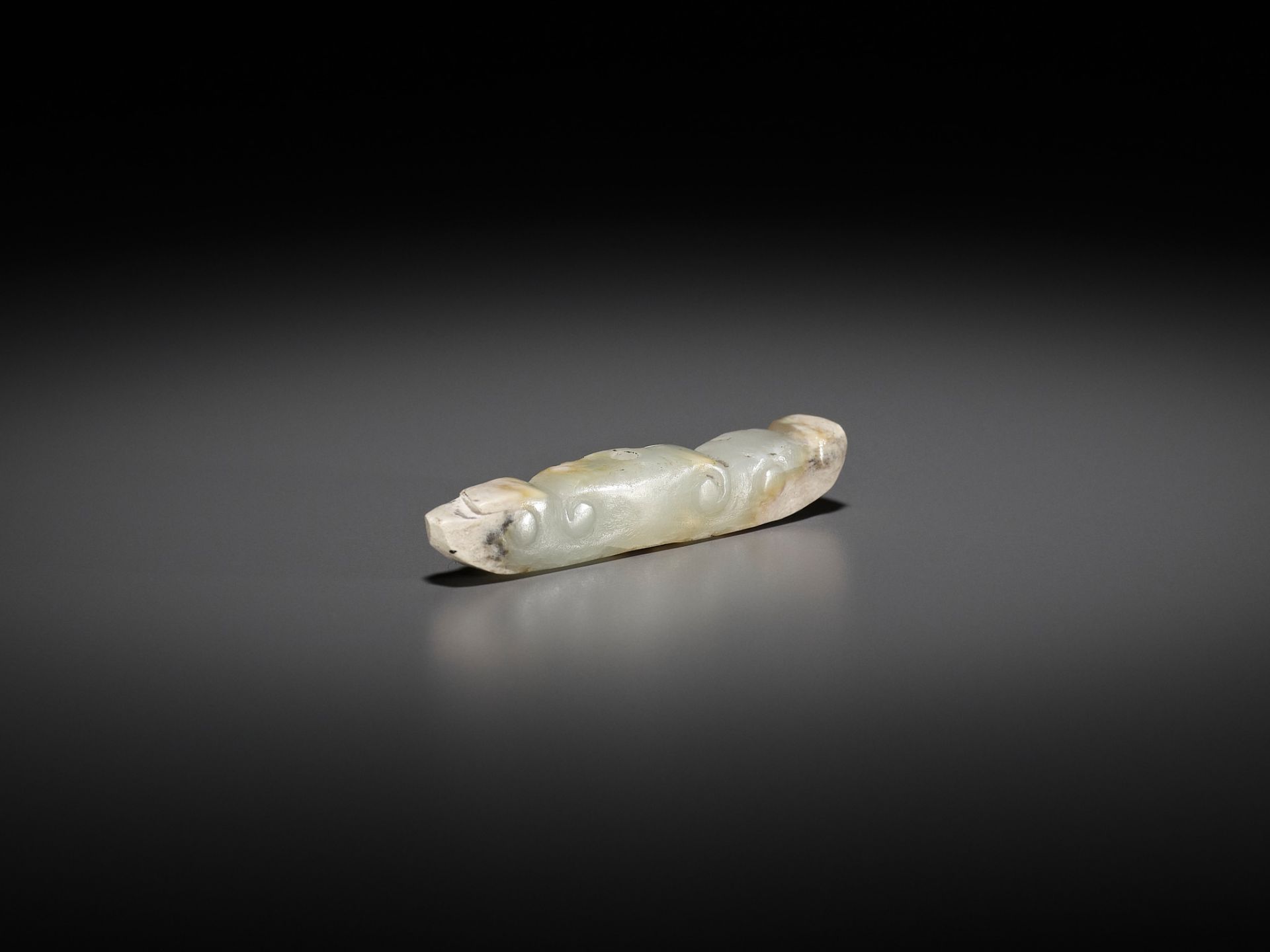 A JADE 'SILKWORM' PENDANT, LATE NEOLITHIC PERIOD TO SHANG DYNASTY - Image 2 of 12