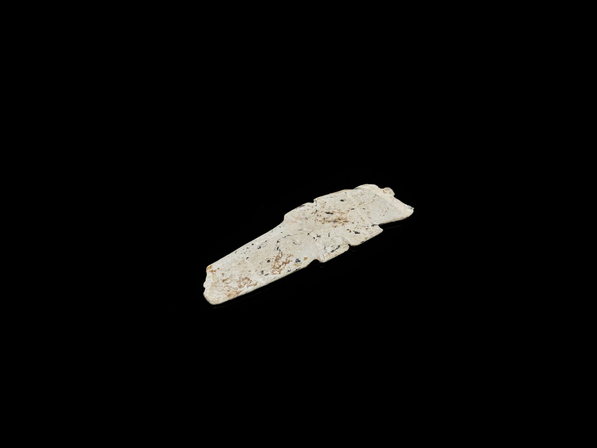 A GREEN JADE 'BIRD' PENDANT FRAGMENT, WESTERN ZHOU DYNASTY - Image 11 of 12