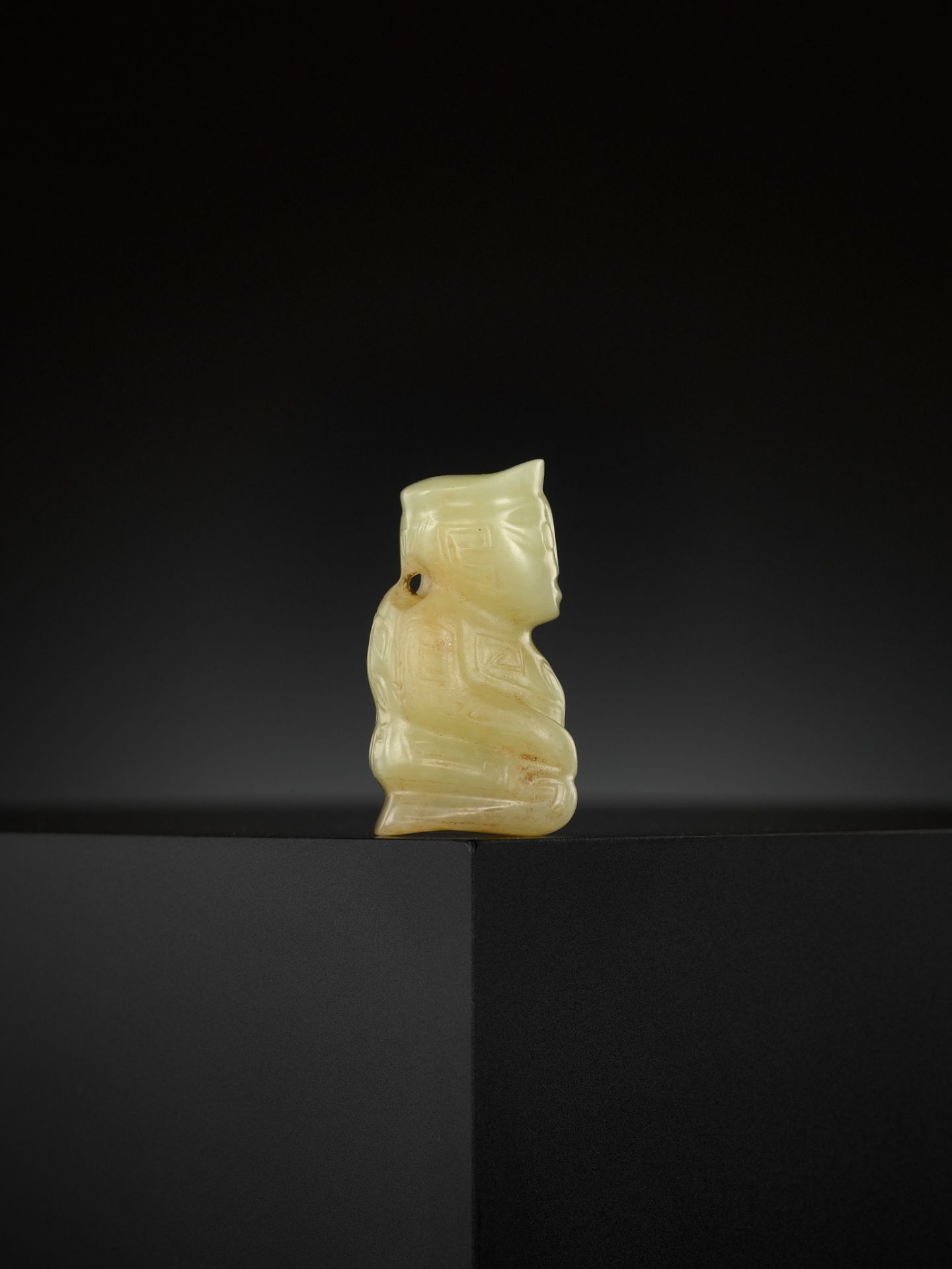 AN EXTREMELY RARE YELLOW JADE 'KNEELING FIGURE', SHANG DYNASTY - Image 16 of 17