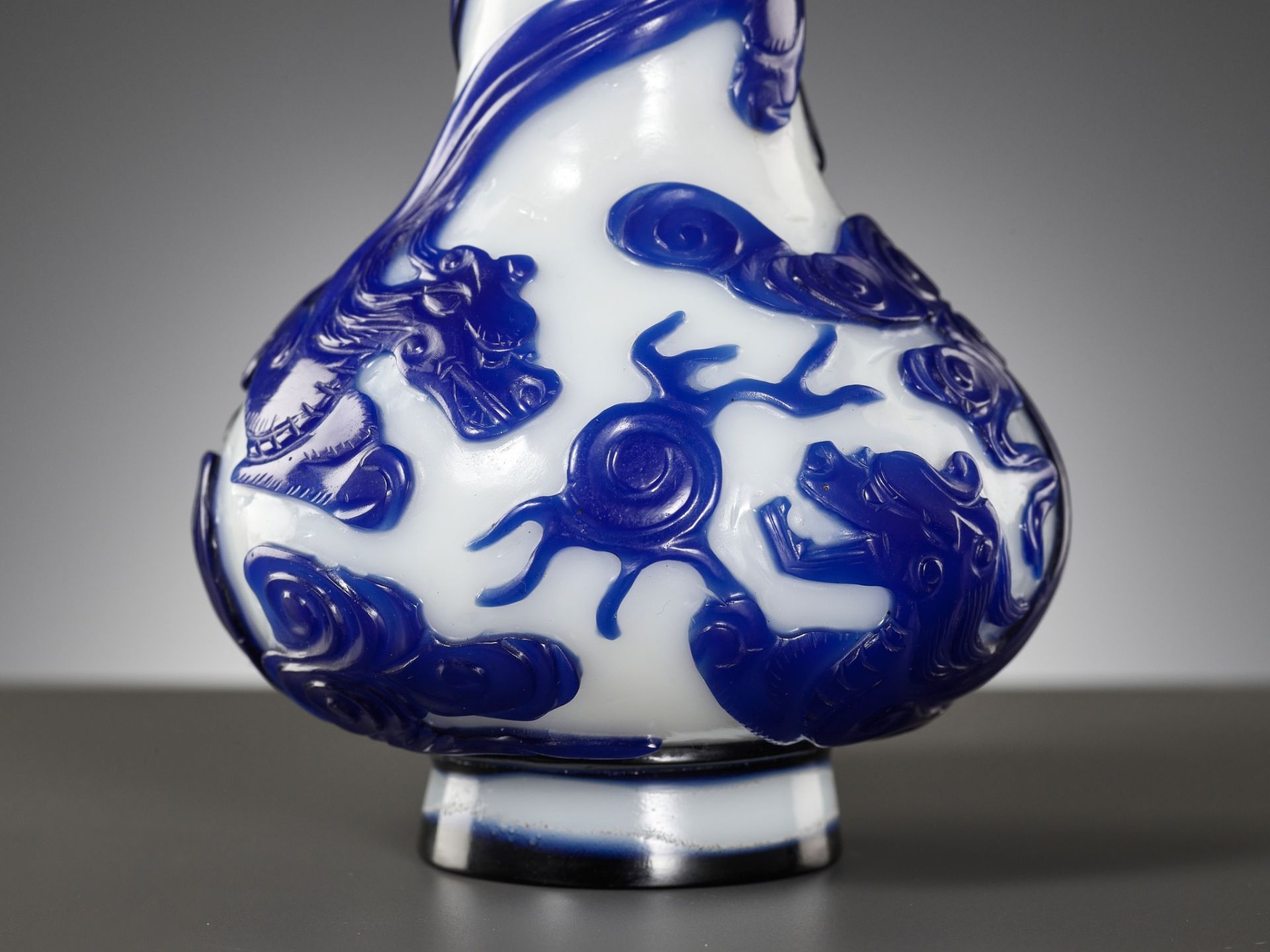 A SAPPHIRE-BLUE OVERLAY GLASS 'CHILONG' BOTTLE VASE, QIANLONG MARK AND POSSIBLY OF THE PERIOD - Bild 13 aus 15