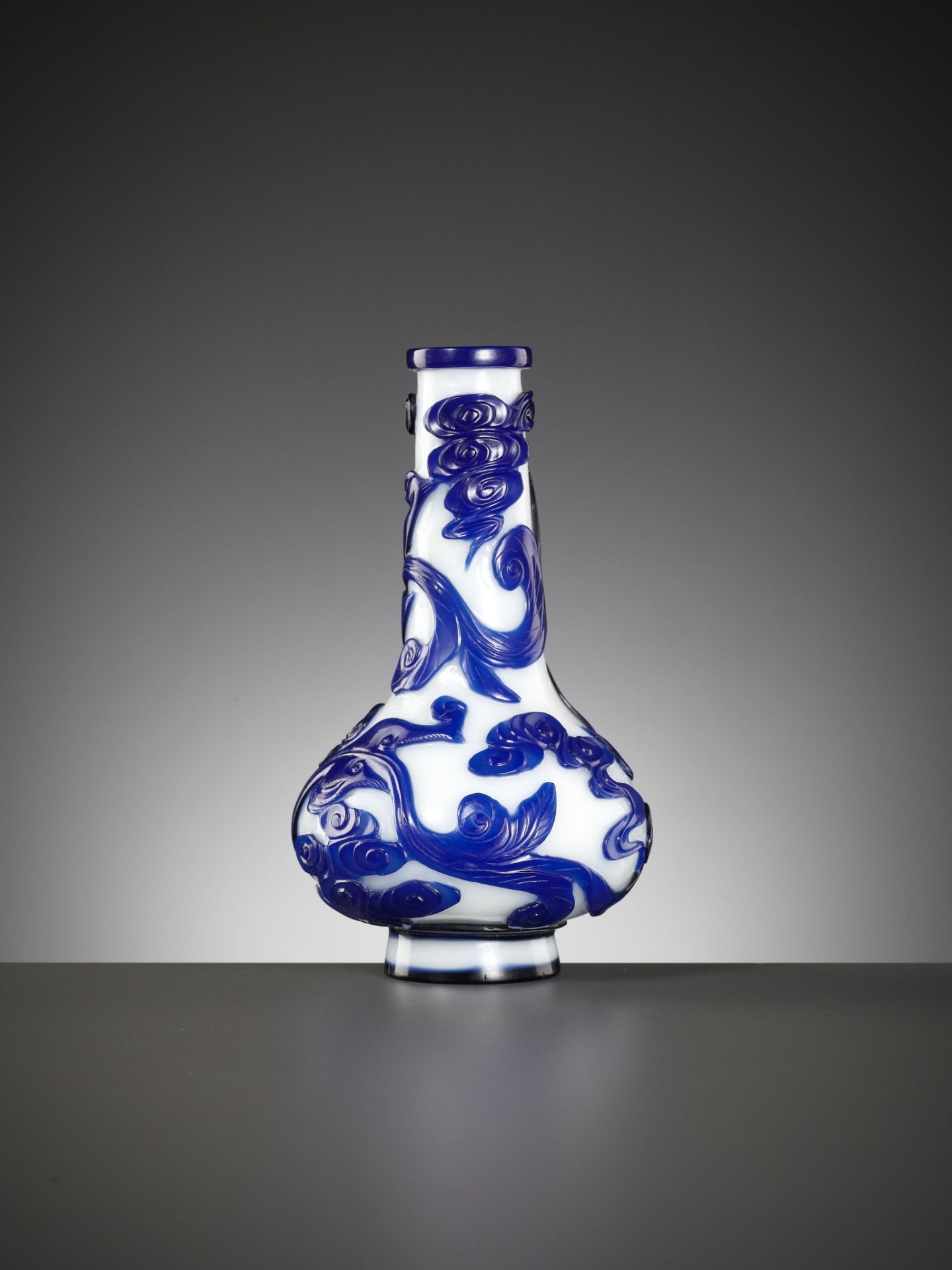 A SAPPHIRE-BLUE OVERLAY GLASS 'CHILONG' BOTTLE VASE, QIANLONG MARK AND POSSIBLY OF THE PERIOD - Bild 8 aus 15