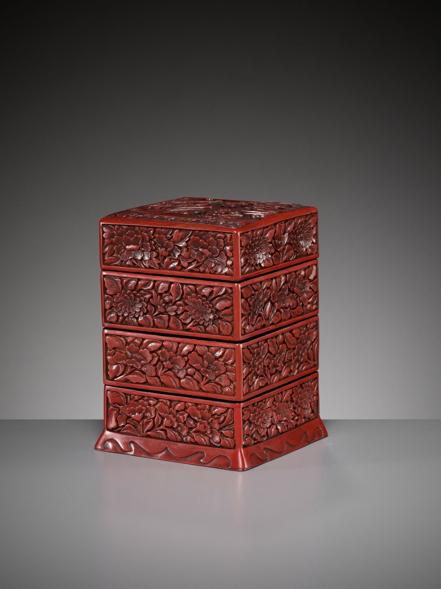A CINNABAR LACQUER THREE-TIERED BOX AND COVER, LATE YUAN TO MID-MING DYNASTY - Image 14 of 17